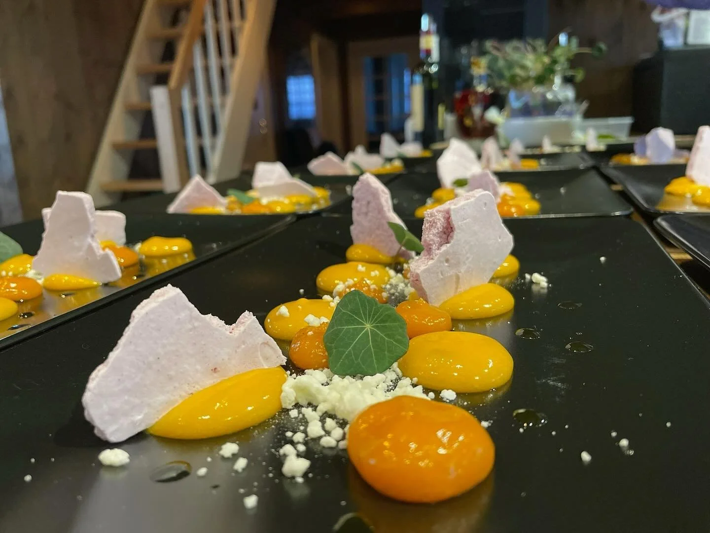 Hver tallerken kan bli til et lite kunstverk 🎨🍽️
 Friske smaker, farger og teksturer &ndash; laget med presisjon og lidenskap av v&aring;rt cateringteam🤝🏽

🎯Vi har skreddersydde menyer til enhver anledning

#catering #eirikogpedro #matkunst #nor