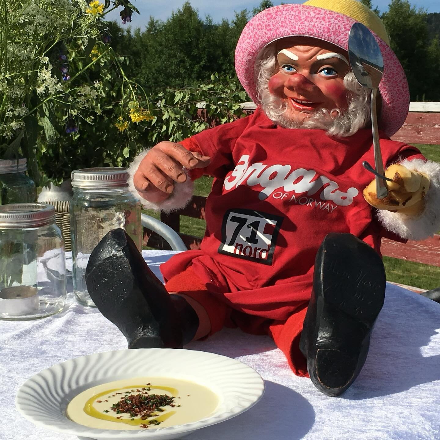 Vi leverer mat til TV-produksjoner - uansett hvor du er🎬
Her er noen glimt fra 71&deg; nord🏔️🧗🏼&zwj;♀️
Vi st&aring;r klare for alt fra sm&aring; team til st&oslash;rre produksjoner. 🍽️📸

#cateringservice #tvproduction #71gradernordnorgest&oslas