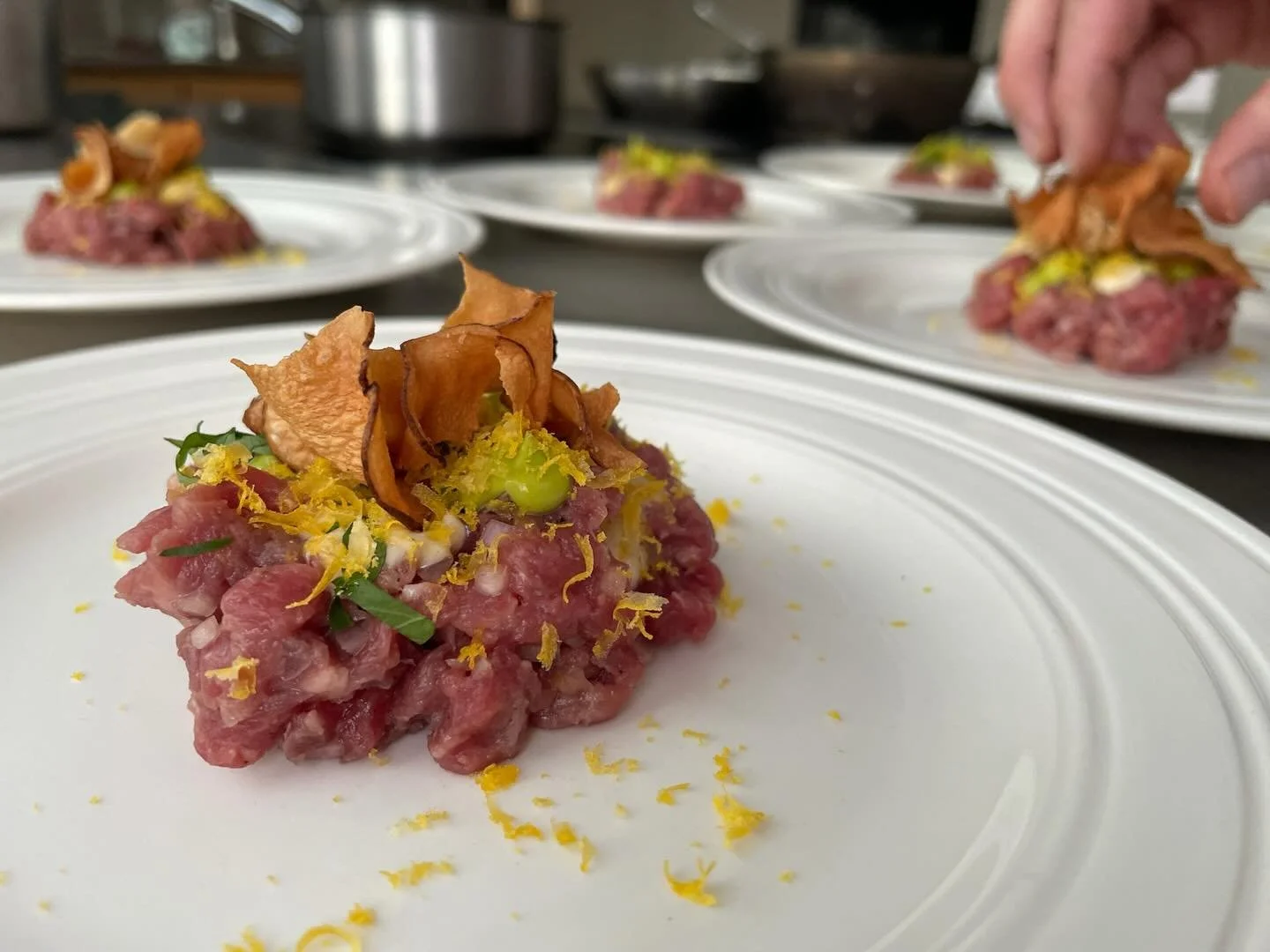 Forrettene v&aring;re setter tonen for en smakfull matopplevelse &ndash; skreddersydd for ditt arrangement🫒🥜🍴