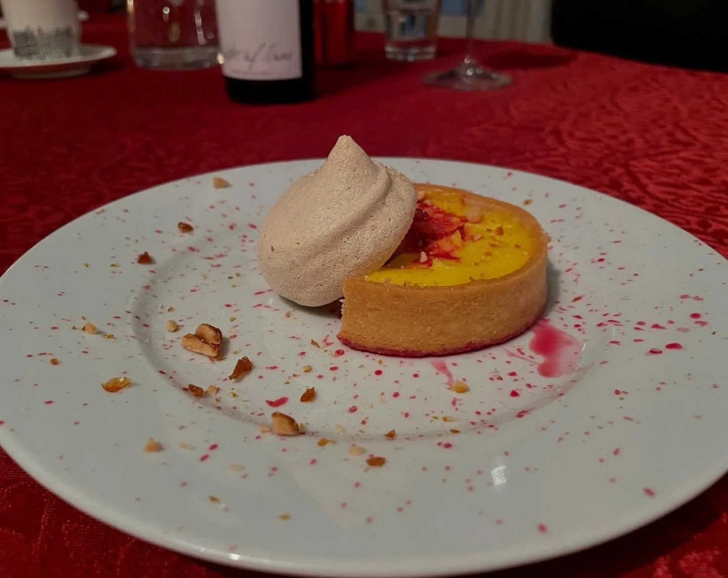 God jul og godt nytt&aring;r fra Eirik &amp; Pedro 🎄✨
Tusen takk til alle kunder og samarbeidspartnere for et fantastisk &aring;r. Vi gleder oss til nye smaker og minner i &aring;ret som kommer 🤍

#eirikogpedro #catering #julemat #lokaler&aring;var