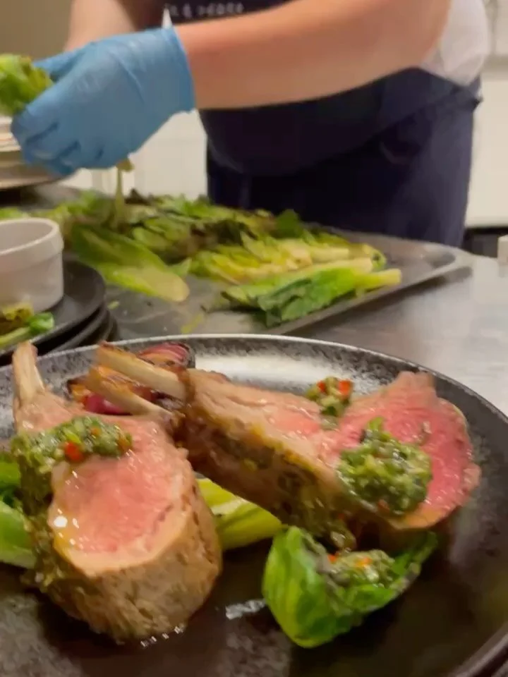 Nye menyer er ute! 🙌
Vi har oppdatert menyen med nye smaker, og brukt tid p&aring; &aring; utvikle retter som passer perfekt til b&aring;de sm&aring; og store anledninger.

Perfekt til ditt neste arrangement. Ta kontakt! 🤍

https://www.eirikogpedro