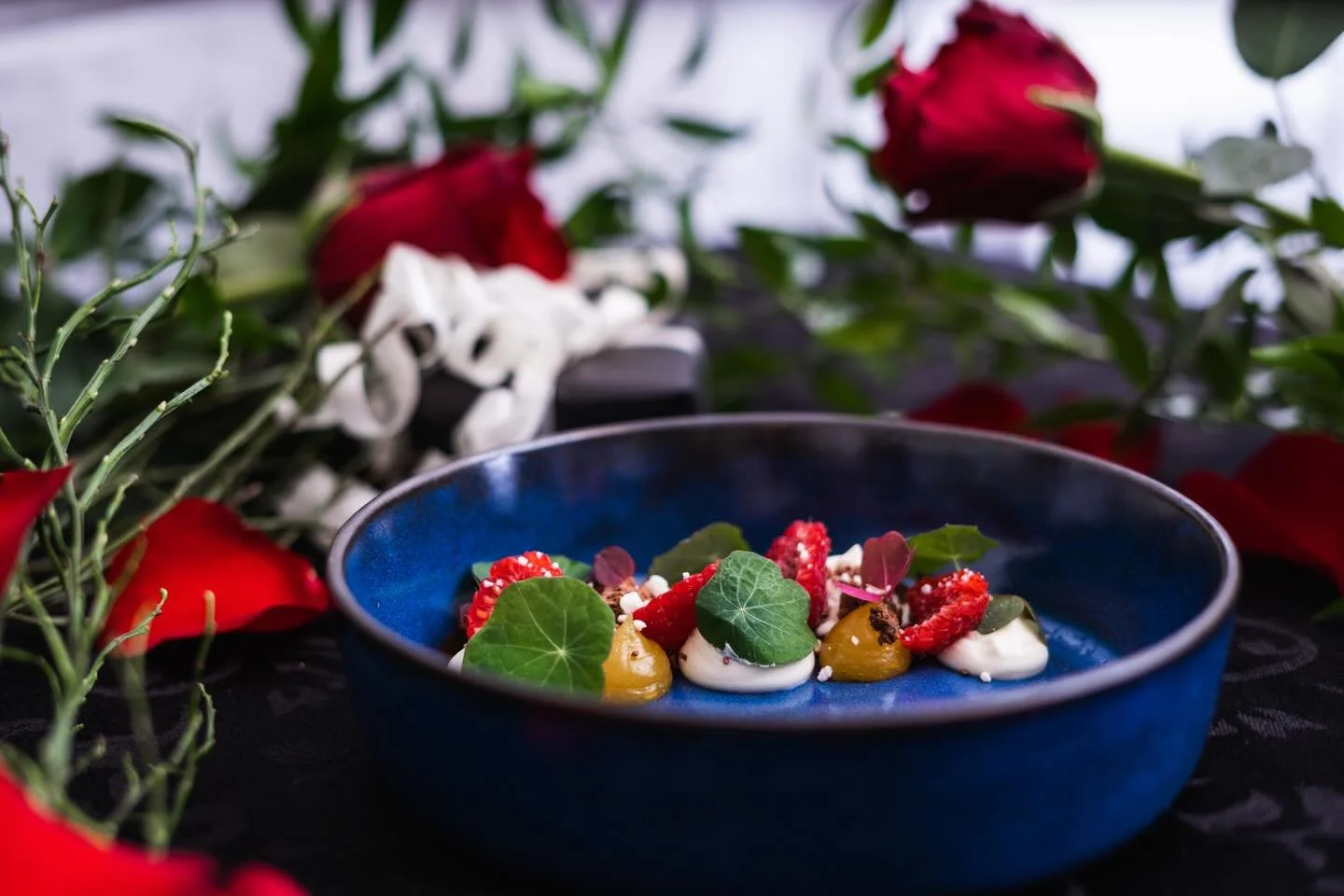 Fine &oslash;yeblikk skapes rundt en smakfull og n&oslash;ye sammensatt meny 🤍

Ta en titt p&aring; v&aring;re nye menyer til ditt neste middagsselskap 💞💞

#valentinesday #catering #middag #selskapsmat