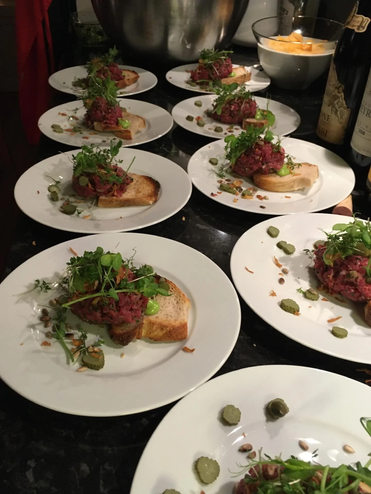 Et vellykket arrangement starter med god mat 🍽️✨
Fra sm&aring; desserter og smakfulle forretter til grill ute i naturen og st&oslash;rre selskaper, vi tilpasser menyen etter dine &oslash;nsker🍇

Vi er fleksible, jobber tett med kunden og s&oslash;r