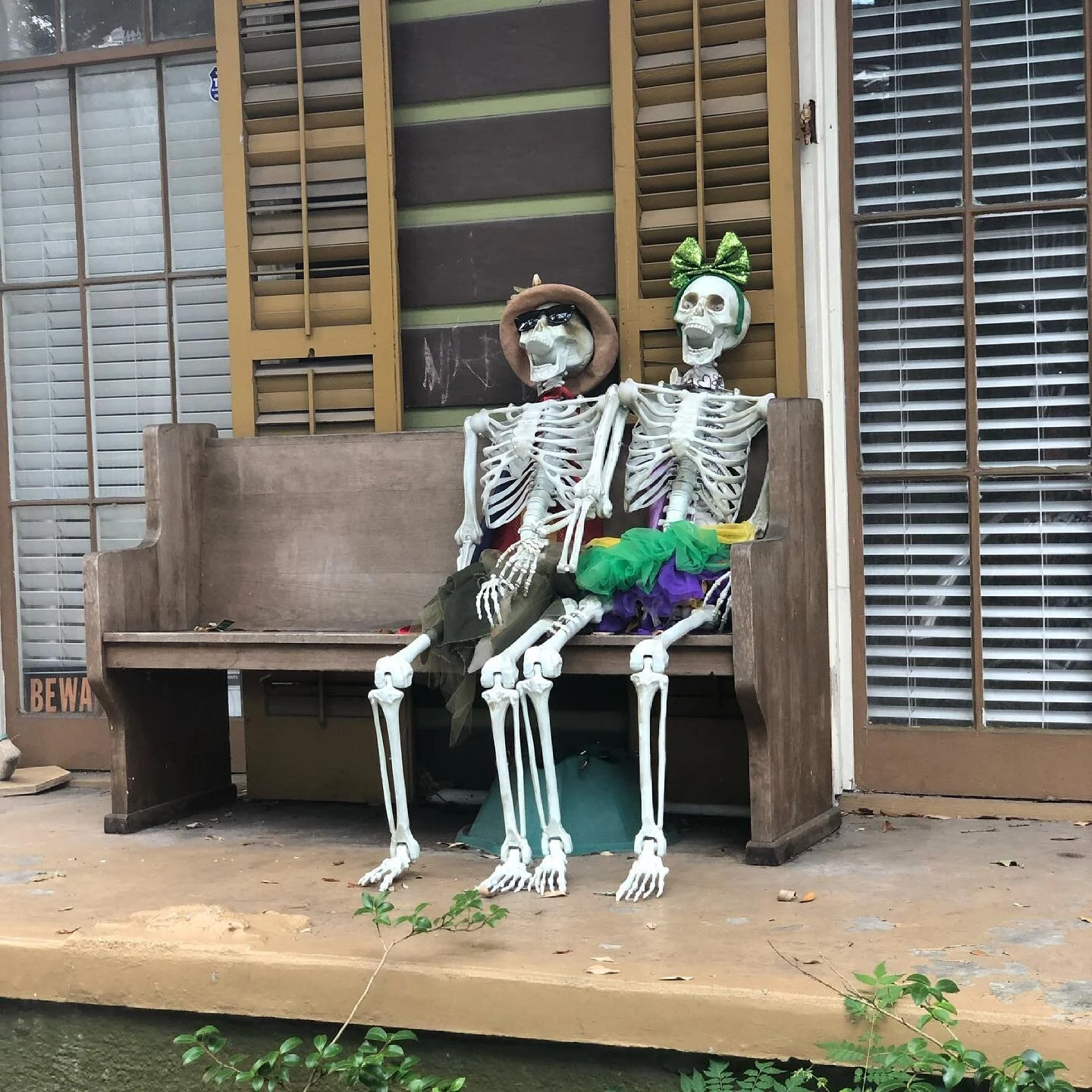 Getting through this week like these two.... halfway there- 2 more days till the weekend ! #privatejewelernola #humpday #work #workneverstops