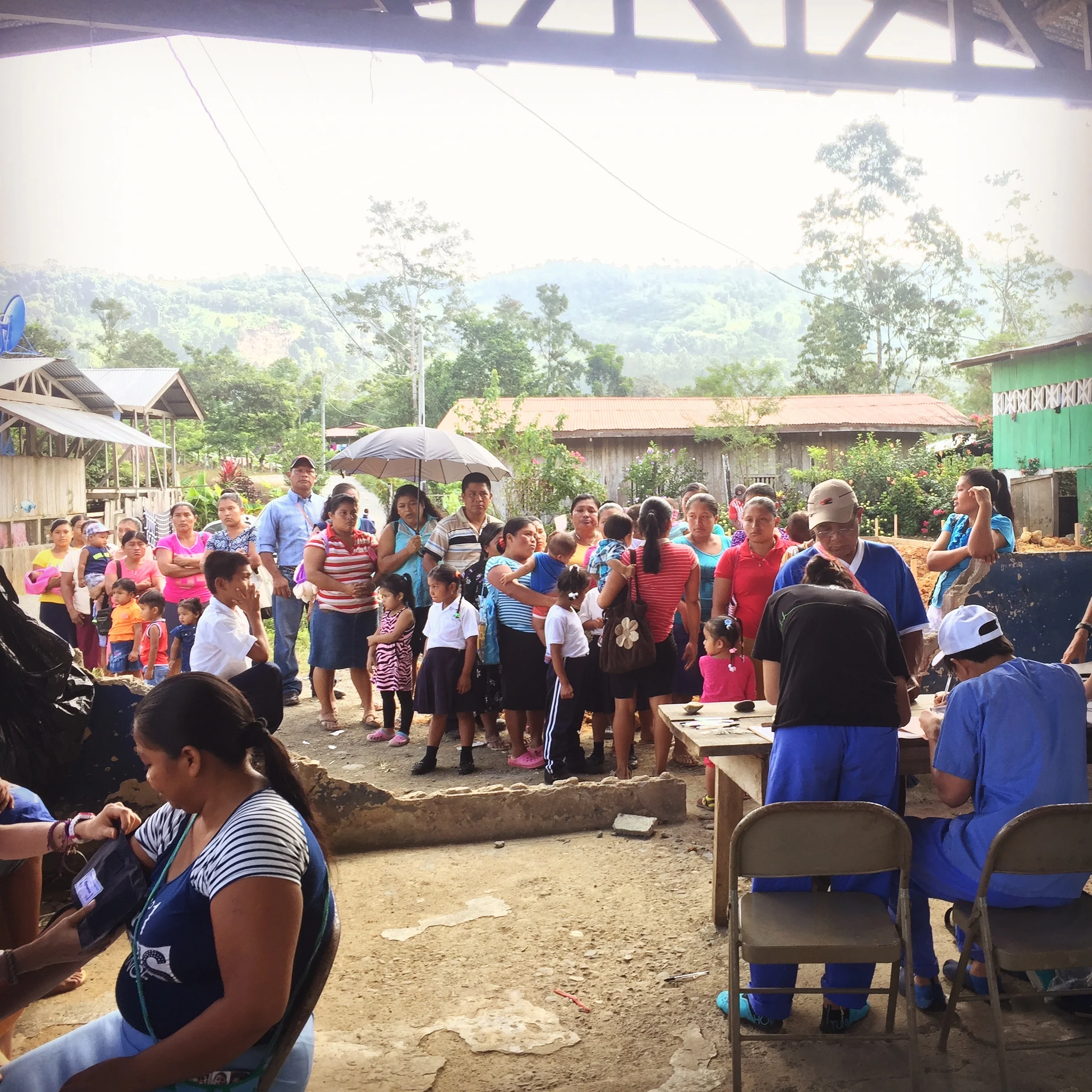 The line of people at the Cerro Brujo clinic.