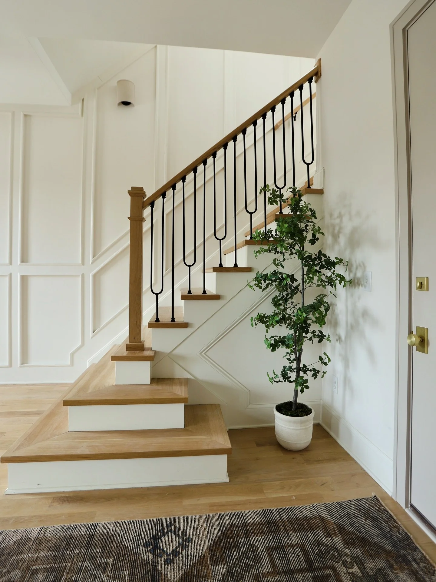 So many delicious little details in one simple image&hellip;
New construction can absolutely have charm and character&mdash;like these transitional townhomes we designed for @light__homes in Oakley (all sold). Each detail was carefully chosen: doors 
