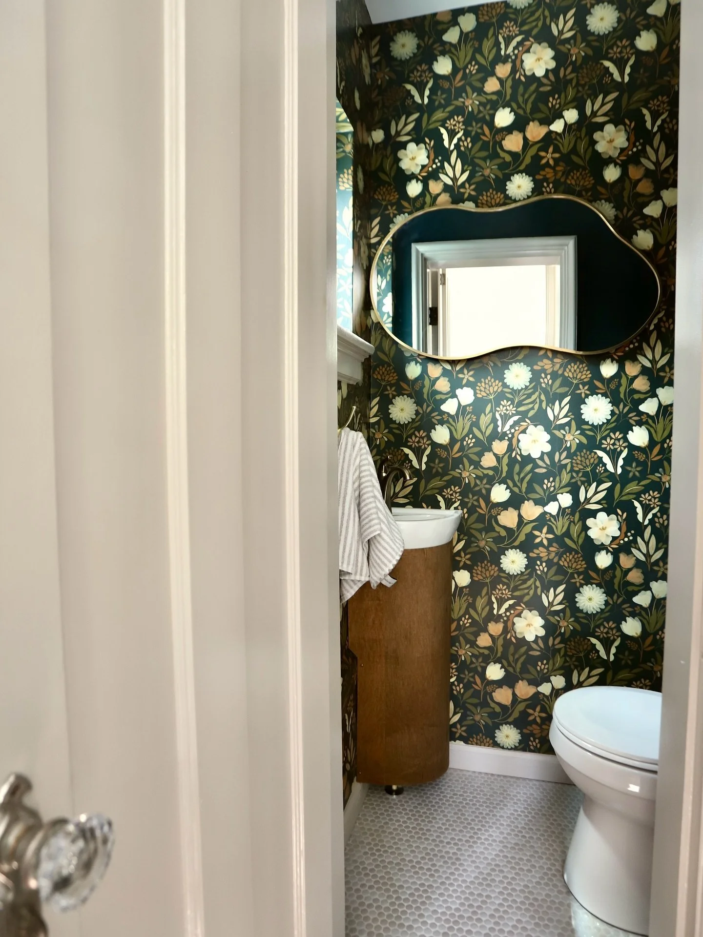 The tiniest of tiny powder rooms I&rsquo;ve ever had the pleasure of designing! 🥰  Just because your space is small doesn&rsquo;t mean you have to play it safe. In fact, tiny rooms are the perfect excuse to go big&mdash;on color, pattern, personalit