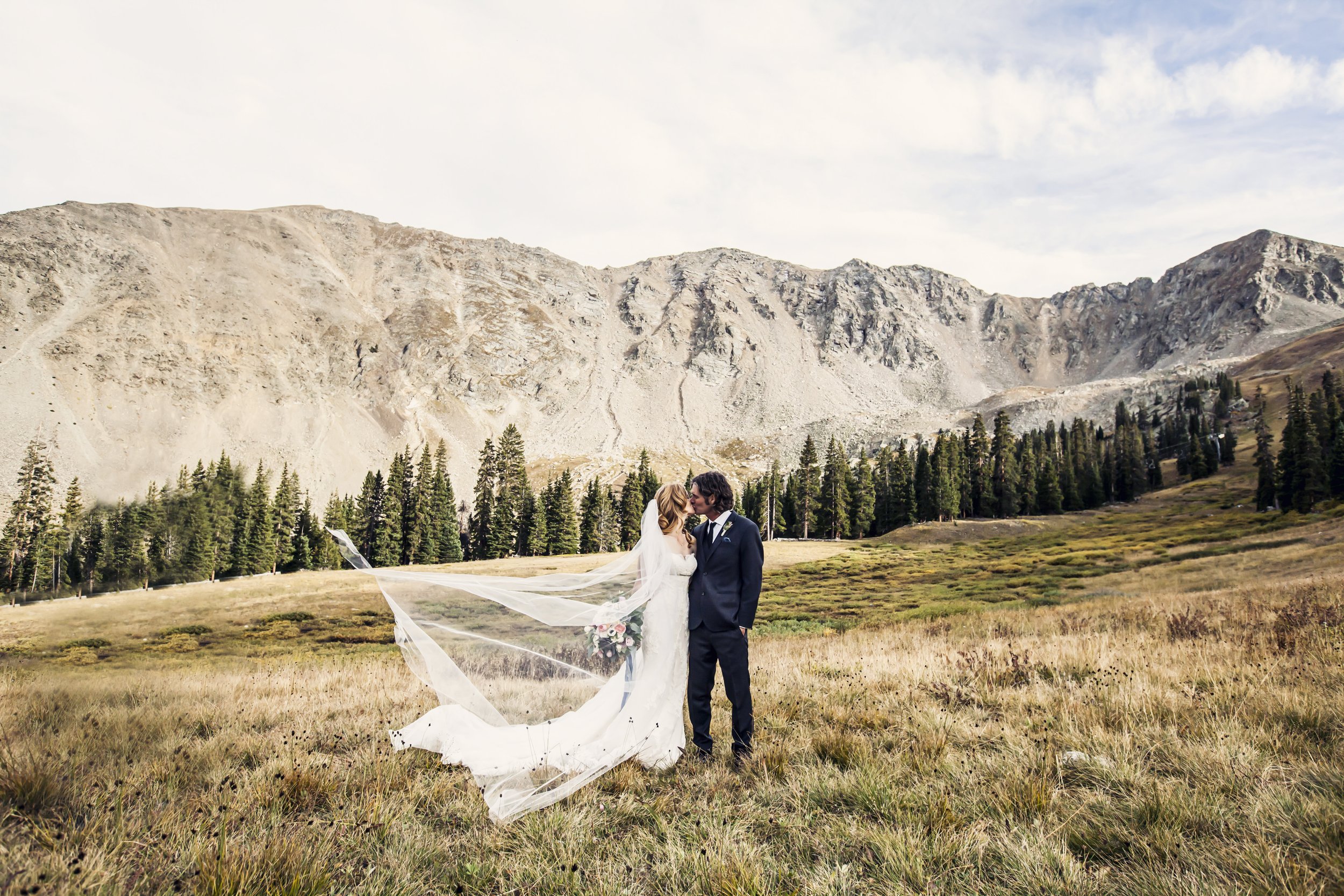 04ArapahoeBasinRockyMoutainWeddingPhotography.jpg