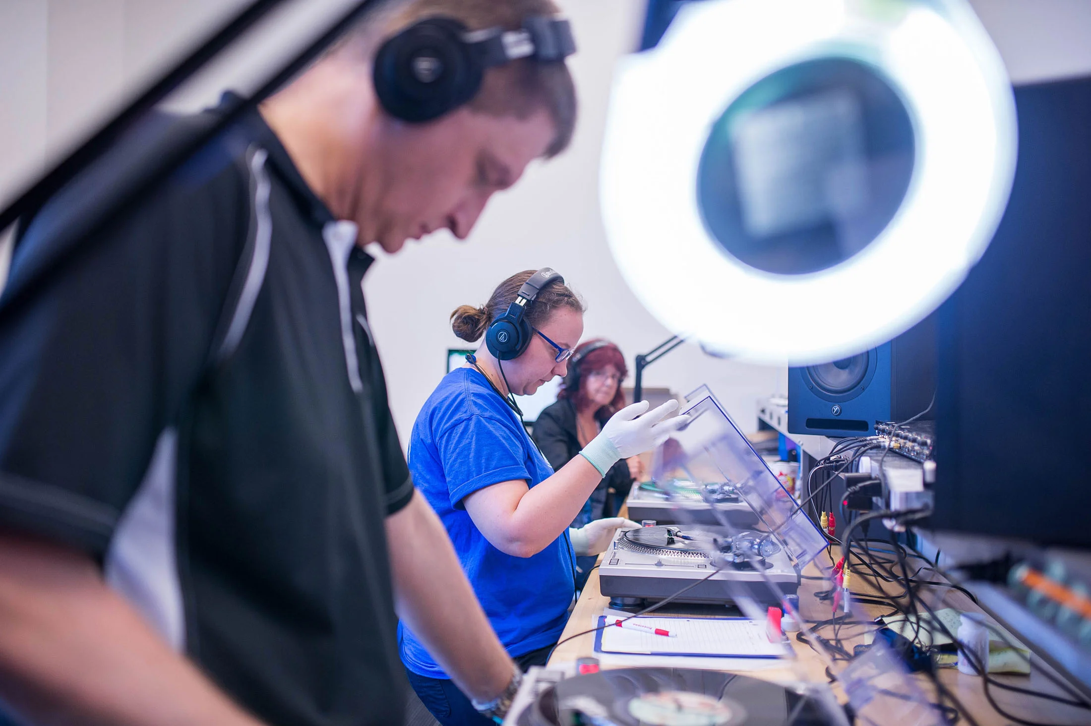 Chuyên Viên Của Precision Record Pressing Đang Kiểm Định Chất Lượng Âm Thanh Photographer: James MacDonald/Bloomberg