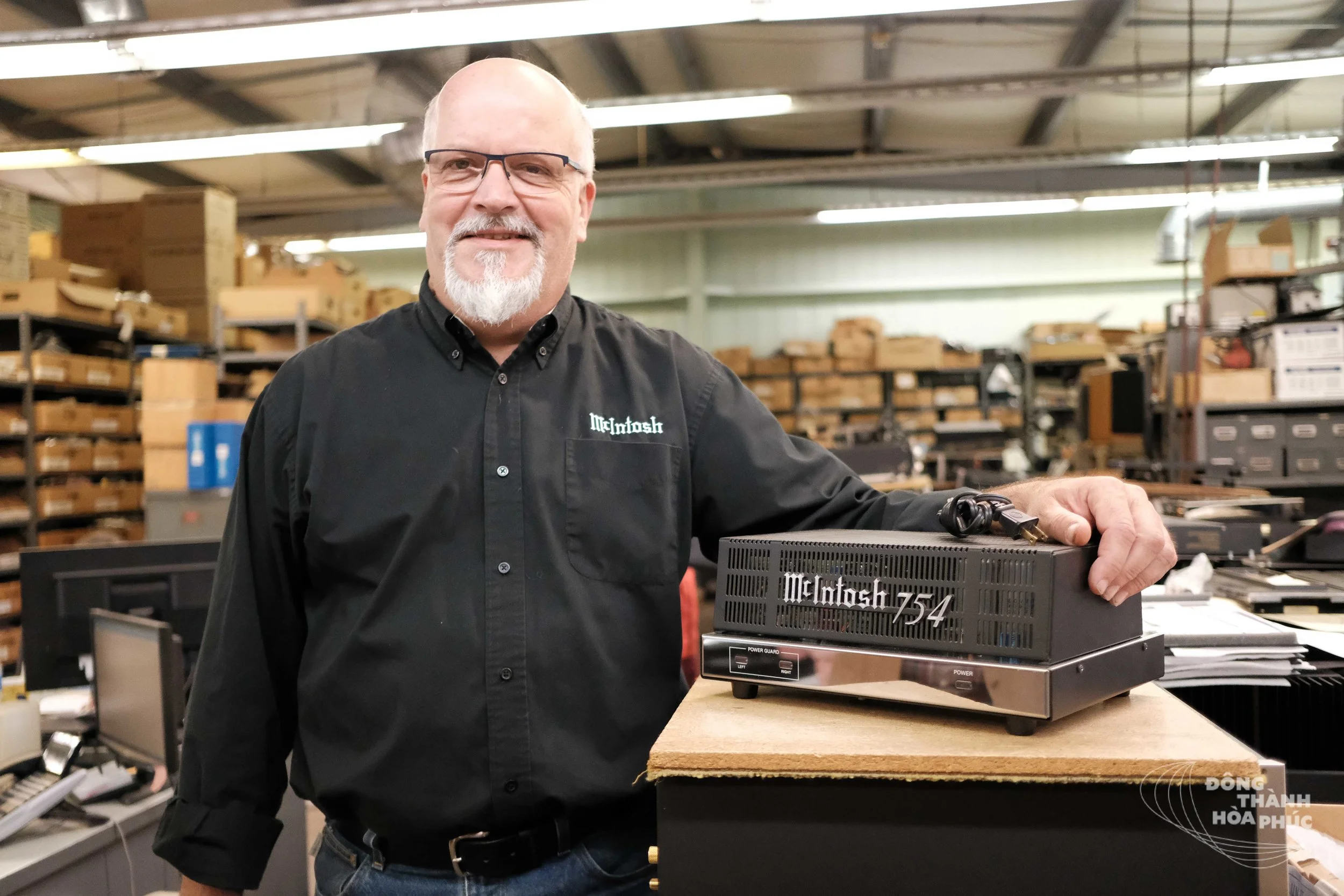 Mr.Charlie Randall cùng thiết kế đầu tiên của mình - mẫu ampli 02 kênh MC754, được trình làng vào năm 1988