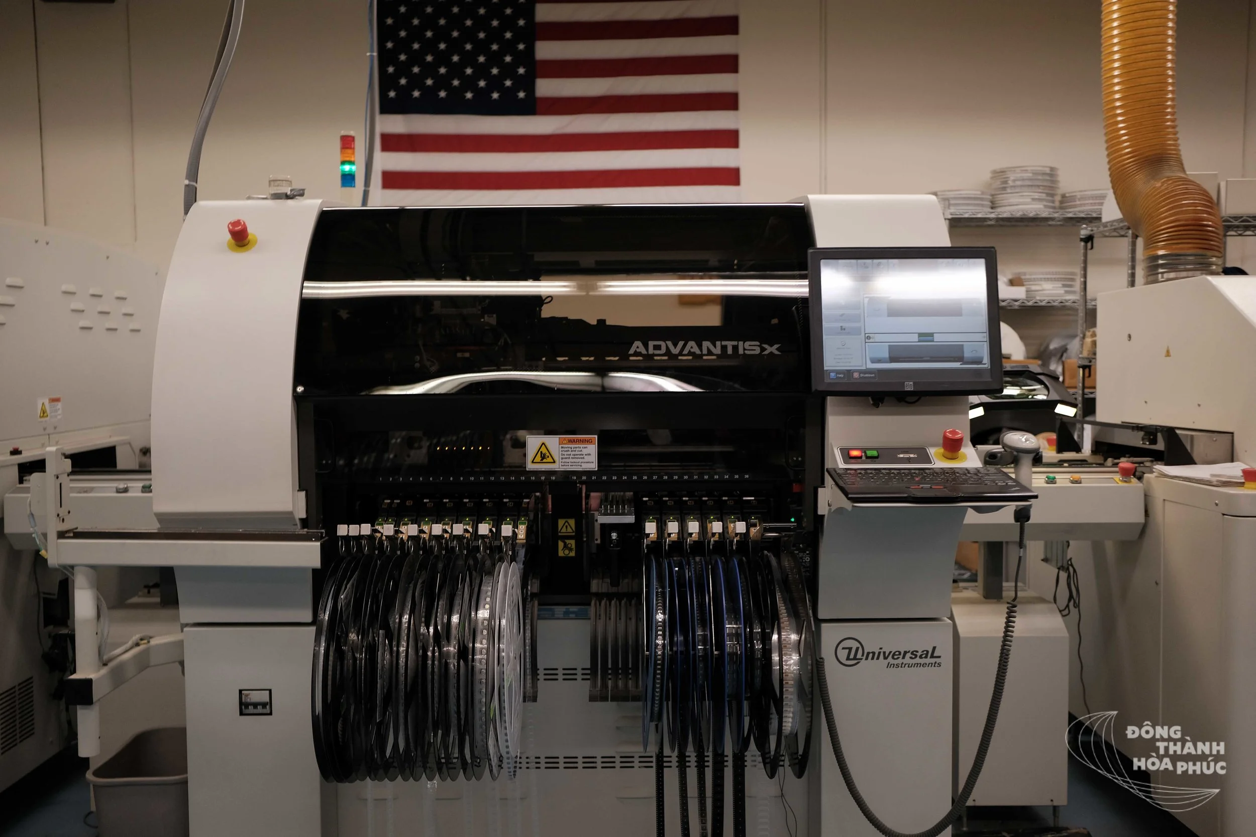 Cận cảnh máy lắp bo mạch "“Universal Instruments -