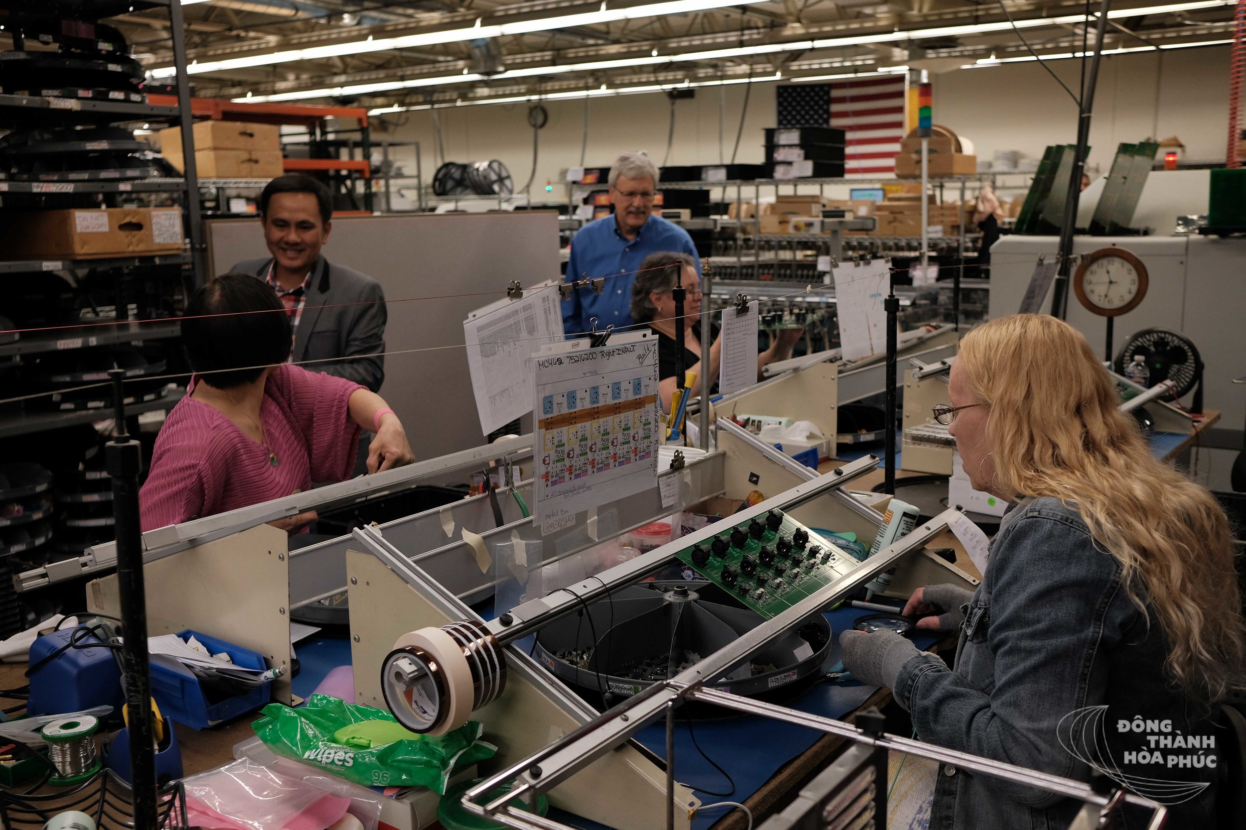 khu vực lắp linh kiện thủ công