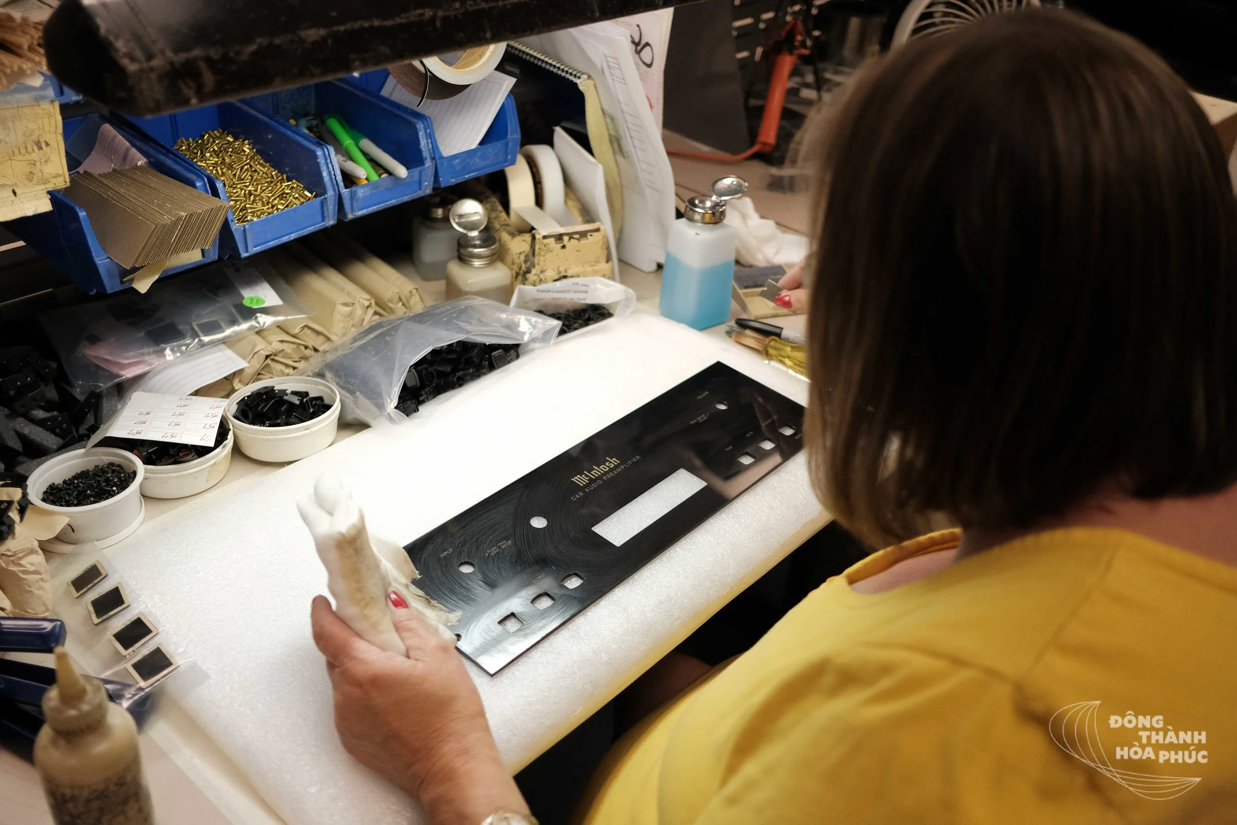 Mặt kính McIntosh C49 đang được vệ sinh