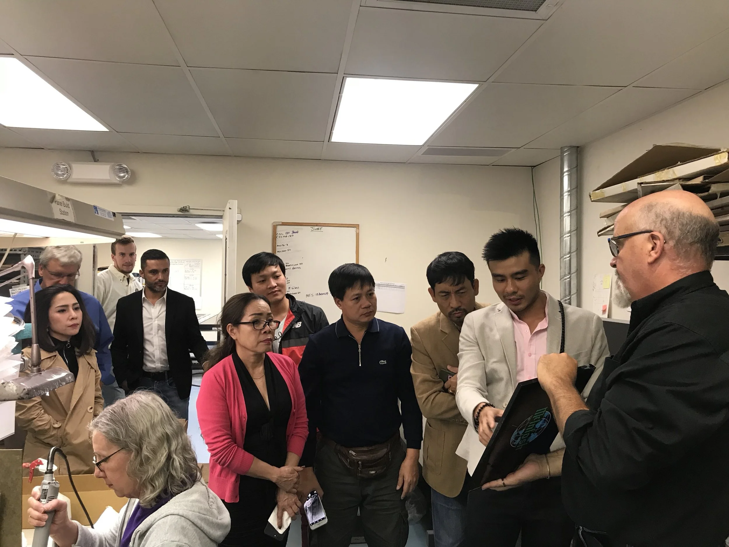 Đoàn Việt Nam trong phòng sơn mặt kính