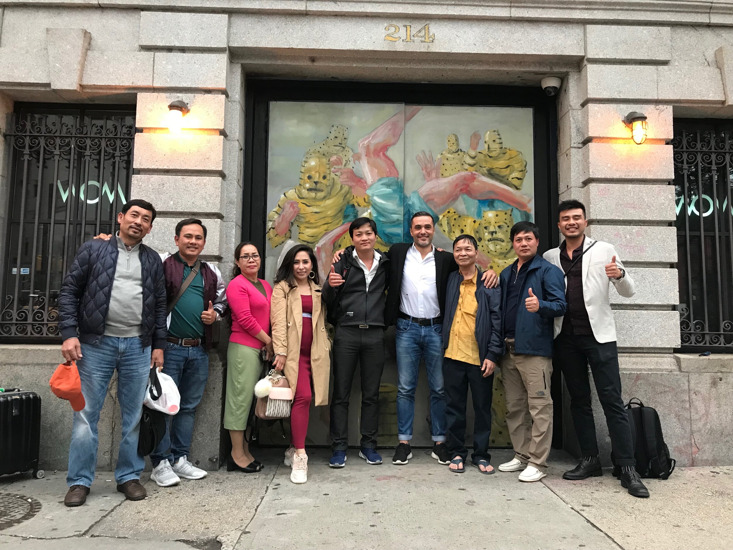 Đoàn Việt Nam chụp hình cùng với đại diện của McIntosh tại cửa trước của tòa nhà Townhouse vào năm 2019