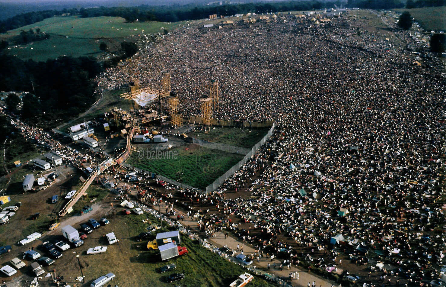 Quy mô to lớn của lễ hội Woodstock. Đây được xem như là 1 trong số những lễ hội âm nhạc to lớn nhất lịch sử nước Mỹ.
