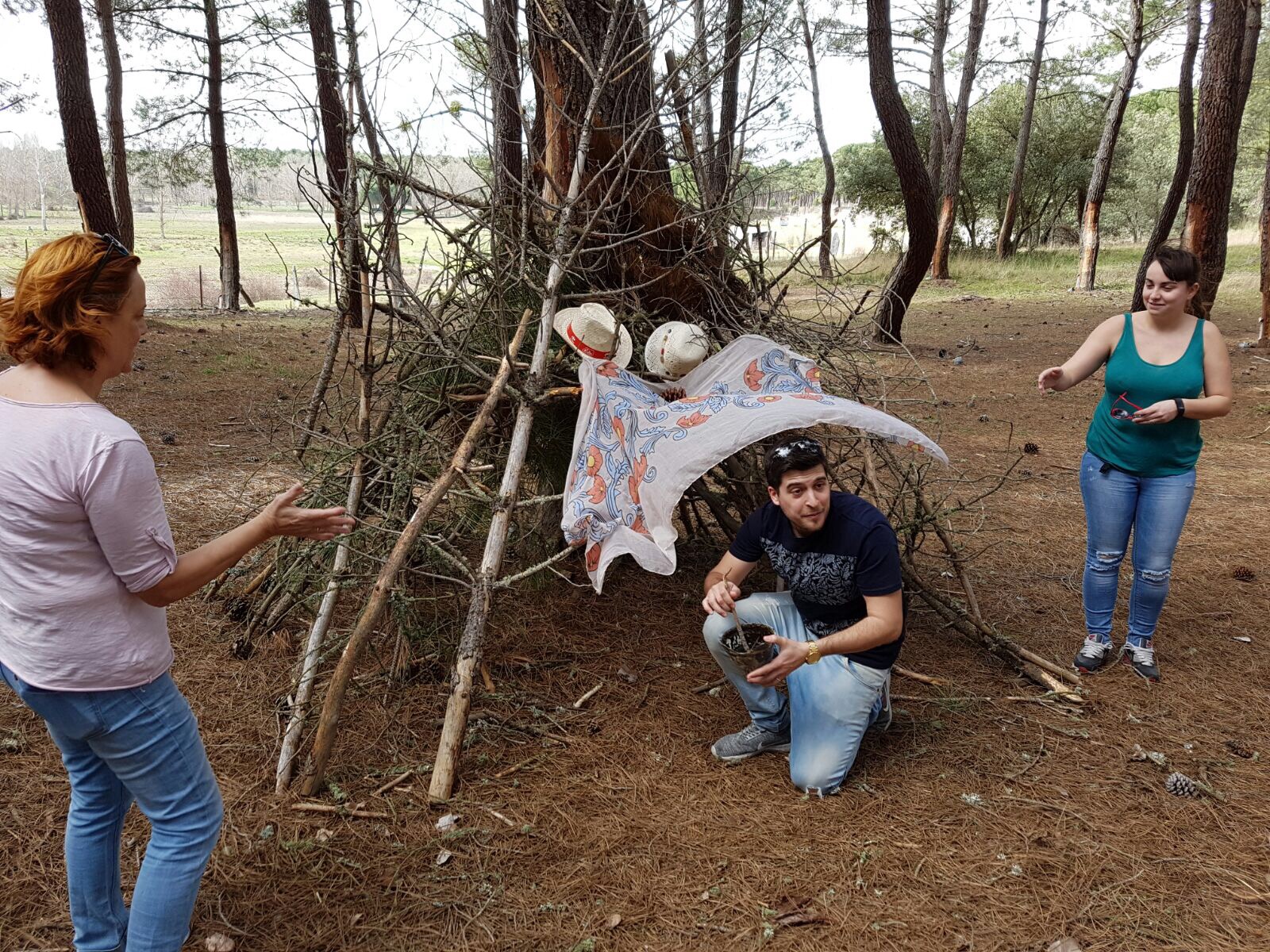 El refugio de Juan tiene miga... una entradita muy a la moda y un cocinero esperando a los invitados... en el pote miera. Descubriendo el pinar.