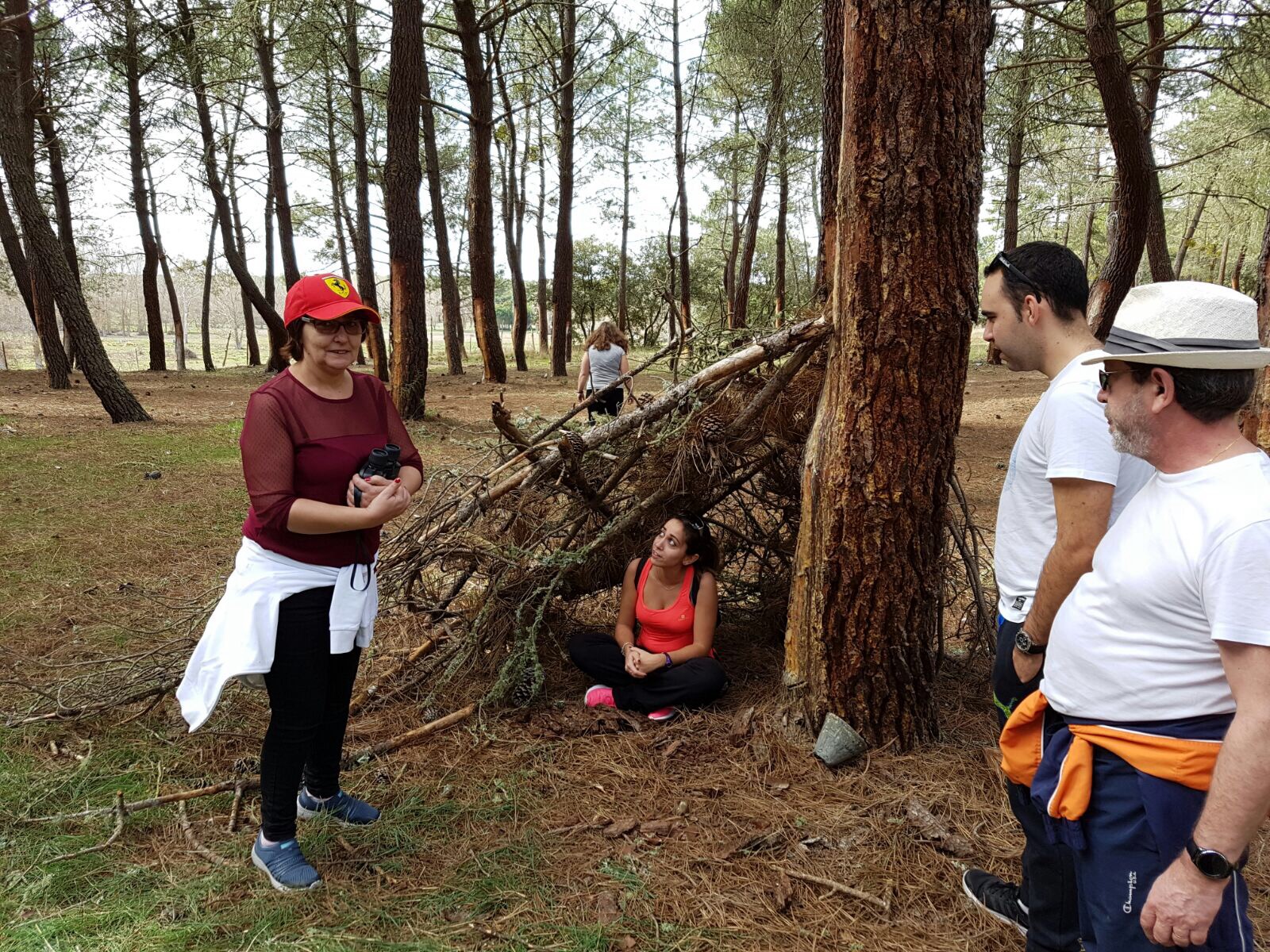 Ruta Adaptada (con niños y una operación de pie) hemos ido a un ritmo inferior y hemos construido un refugio cada grupo. Hemos añadido una ruta ornitológica. 