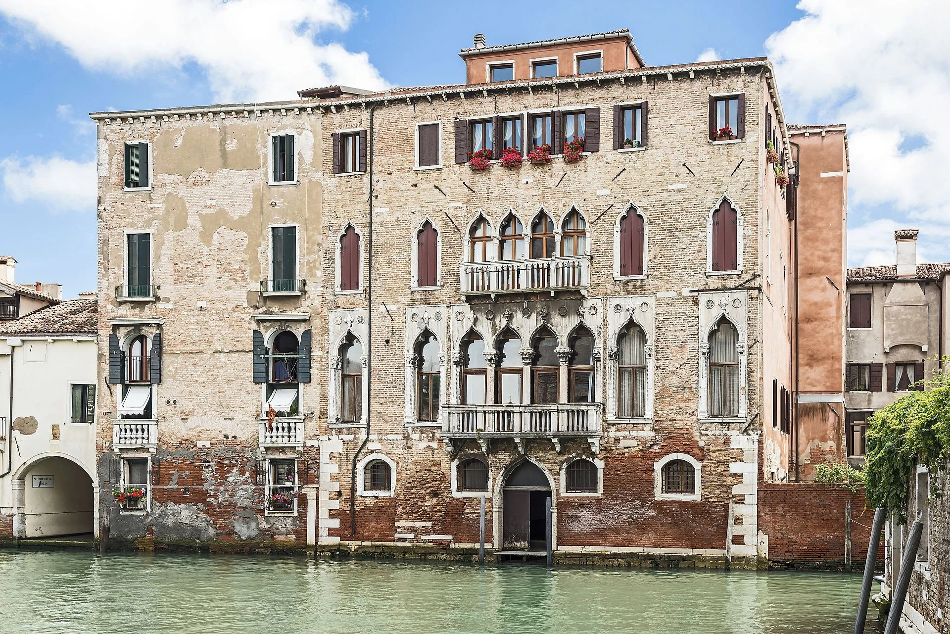 Palazzo_Pesaro_Papafava_(Venice).jpg