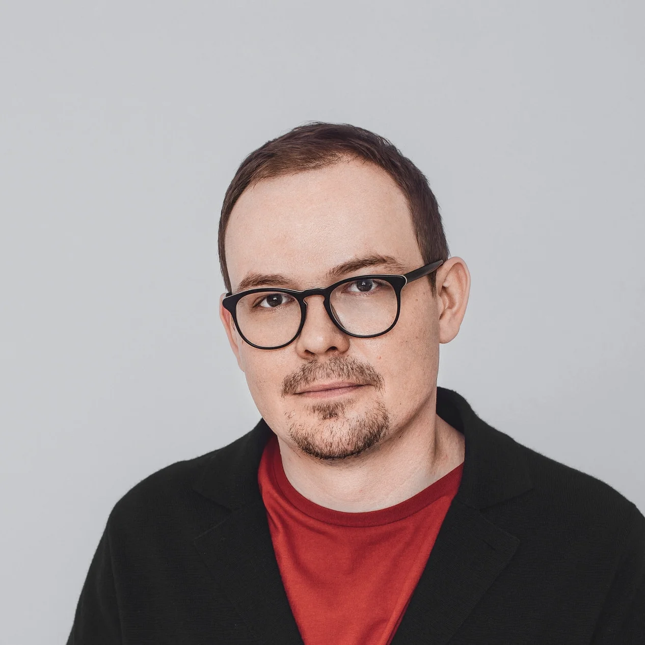 Игорь САДРЕЕВ Креативный продюсер. Отучившись на журфаке, работал обозревателем на радио — в студии культуры и музыки «Маяка», — редактором в газете «Акция» и в журнале «Большой город». Как шеф-редактор работал в программе «Центральное телевидение» на НТВ, затем руководил интернет-изданием The Village, был главным редактором журнала Esquire и директором по продуктам телеканала РБК.