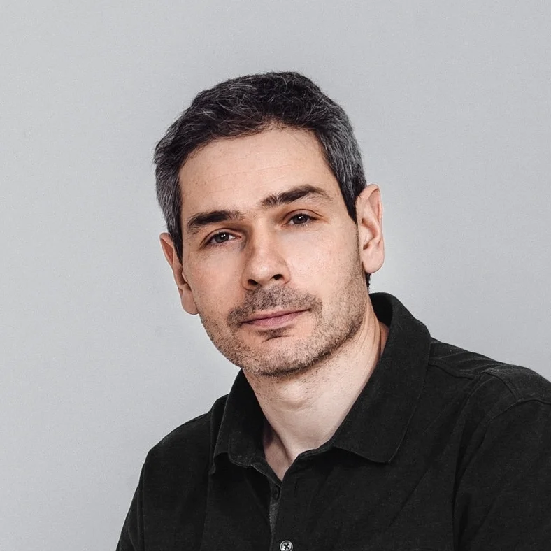 Михаил ОРКИН Оператор-постановщик. Выпускник киношколы в Иерусалиме, начинал оператором на телеканале НТВ — в новостях и программе «Профессия — репортер», где объездил полмира, включая Антарктиду. Снимал полнометражное кино и сериалы, преподавал операторское мастерство, поднимал коррпункт НТВ в Израиле, возглавлял службу операторов канала РБК.