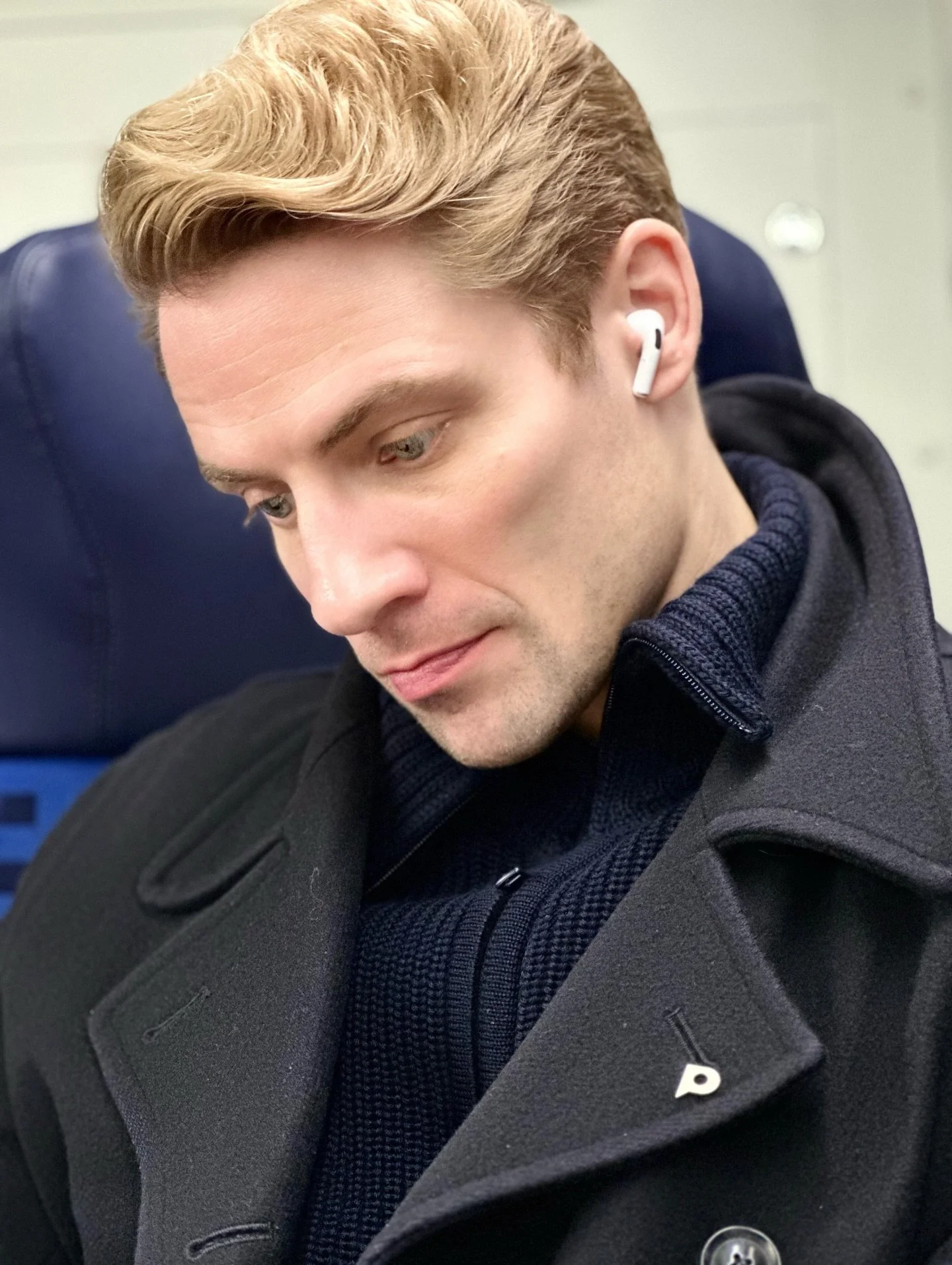 &bdquo;Lesegesicht&ldquo; 📚
📸 @christopher_carduck 
#reading #booklover #actorslife #train #travel #actor #schauspieler