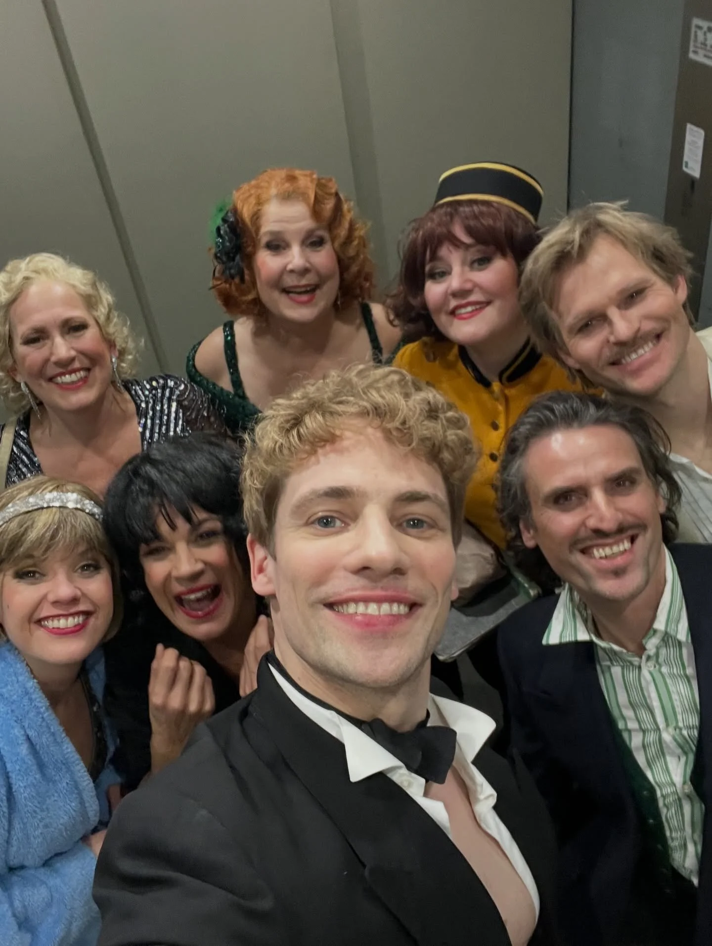 Das war &bdquo;Carmen darf nicht platzen&ldquo; am @ohnsorg_theater 
Velen Dank an all mien feine Kolleeg*schen un all H&ouml;lpsl&uuml;&uuml;d achter de B&uuml;hn &ndash; dat freit een denn je ok!
#ohnsorgtheater #theatre #actor #theater #thespian