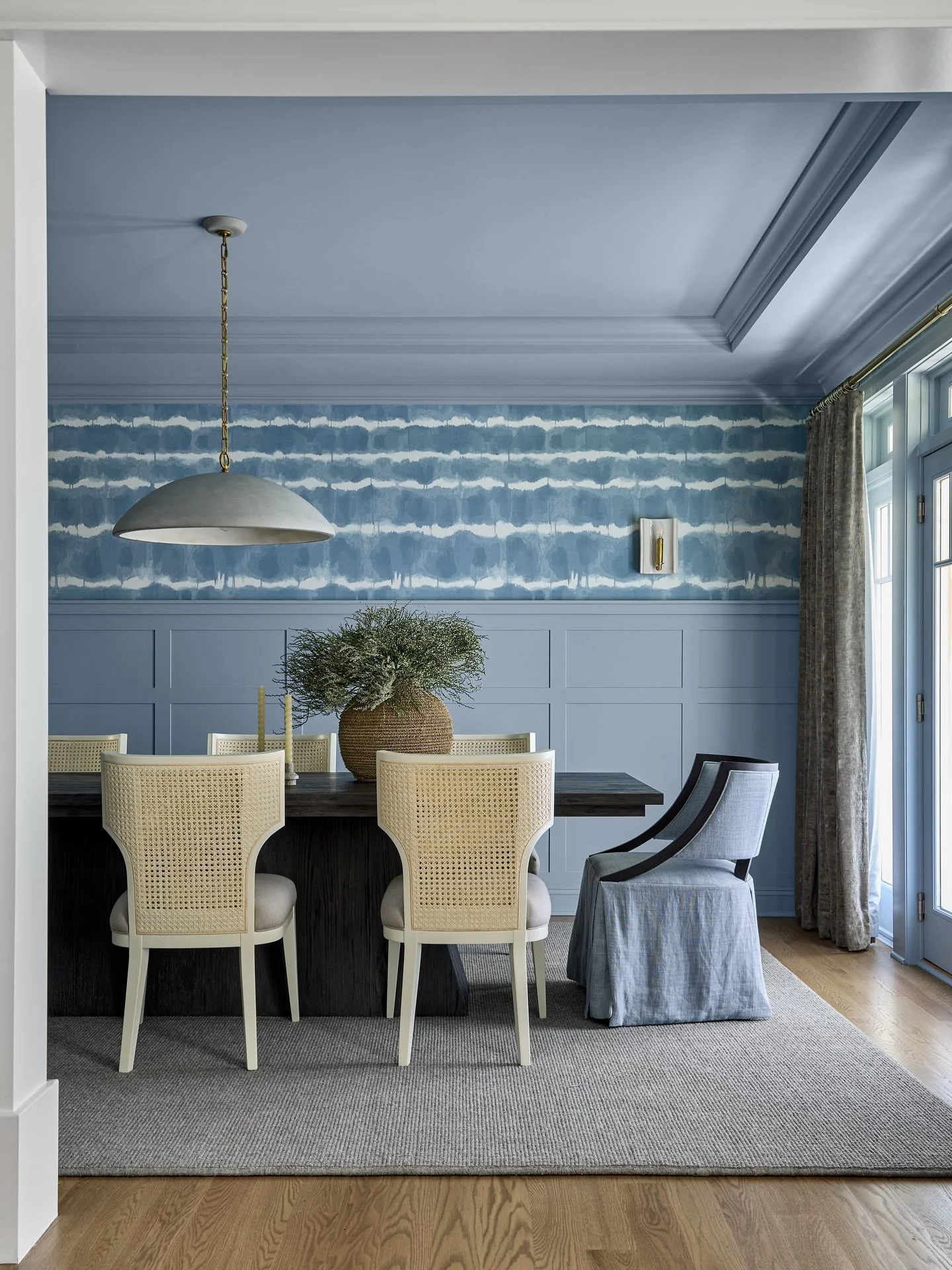 Dinner tastes better when the room feels this good. 💫 Any guesses at how many decisions went into the creation of this beautiful dining room? Let&rsquo;s say &hellip; more than 10 and less than 100 😆 but don&rsquo;t let that feeling overwhelm you. 