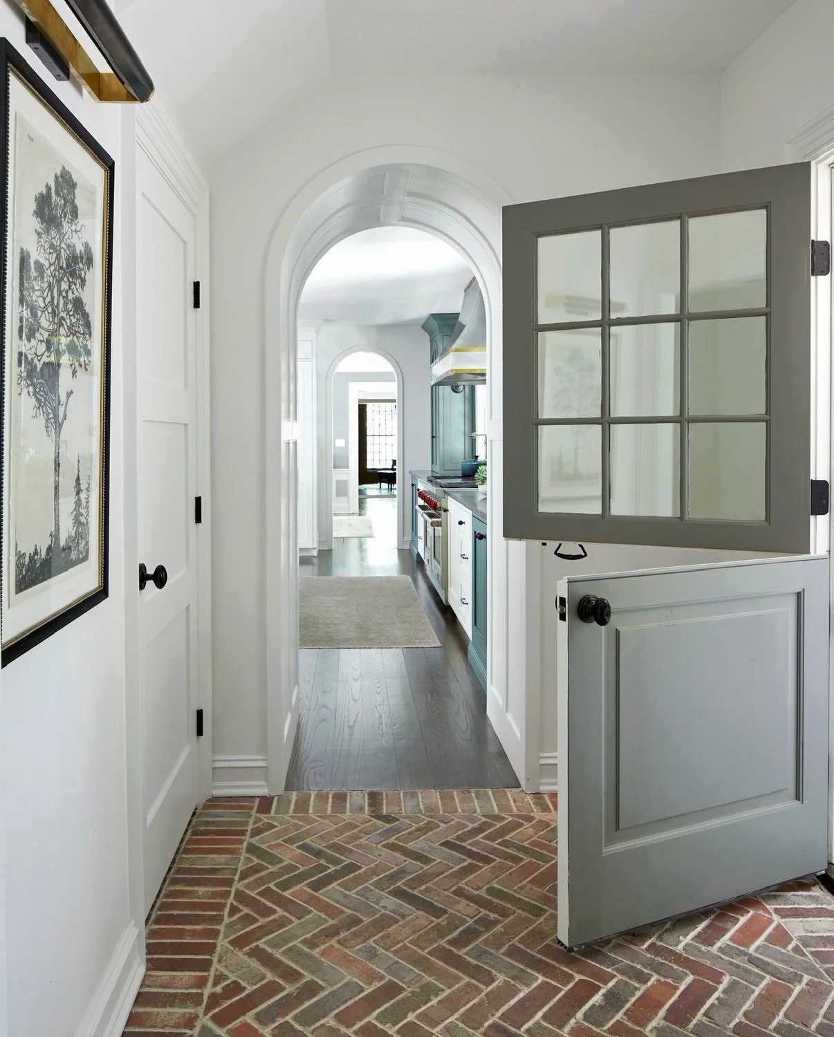 Swing that (Dutch) door open and let the warm air in! ✨ 

First floor remodel + design + build + furnish + accessorize &bull; Westfield, NJ &bull; #MRCxEMD &bull; #bricksandstonesnj 

Design: @elliemrozdesign 
Construction: @michaelrobertconstruction