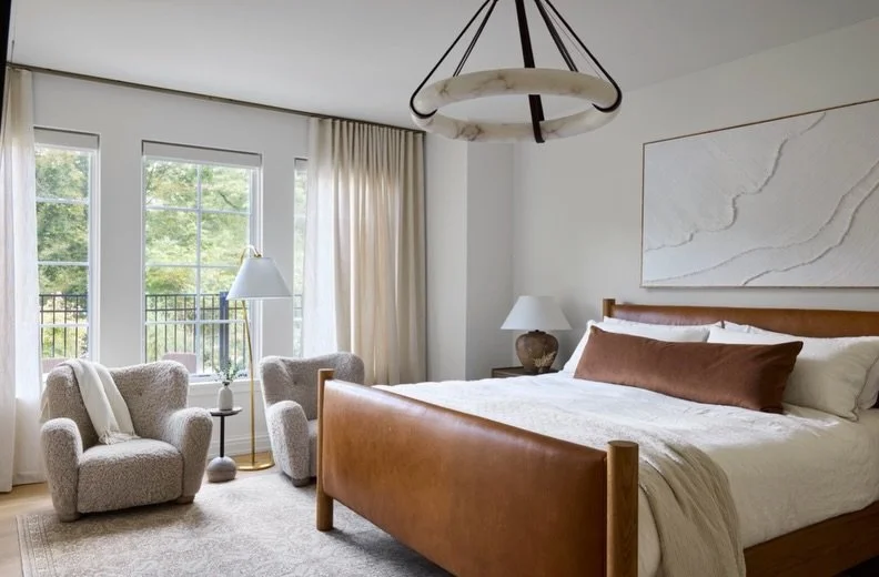 My kind of calm. 
Would you go leather bed or upholstered? Can&rsquo;t imagine a more perfect choice here. 🤎 
#mrcxemd #yellowstonerefformation 

Design: @elliemrozdesign 
Construction: @michaelrobertconstruction 
📷: @lauramossphotography 

#primar