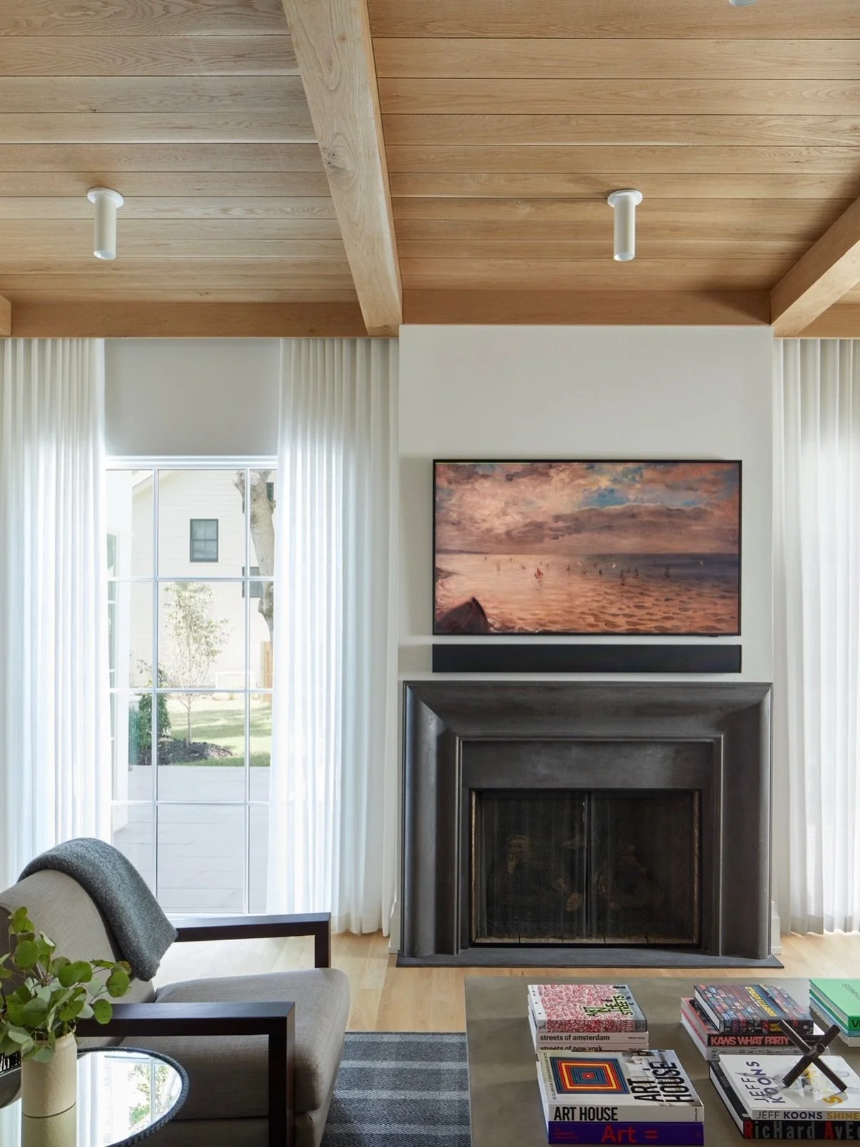 How EMD does contrast. ⚫️⚪️ Warm wood against soft whites. Heavy steel against airy drapery. Clean lines layered with texture. This tension is what gives a space like the family room at #ShadowlawnWest depth. #MRCxEMD

Design: @elliemrozdesign 
Const