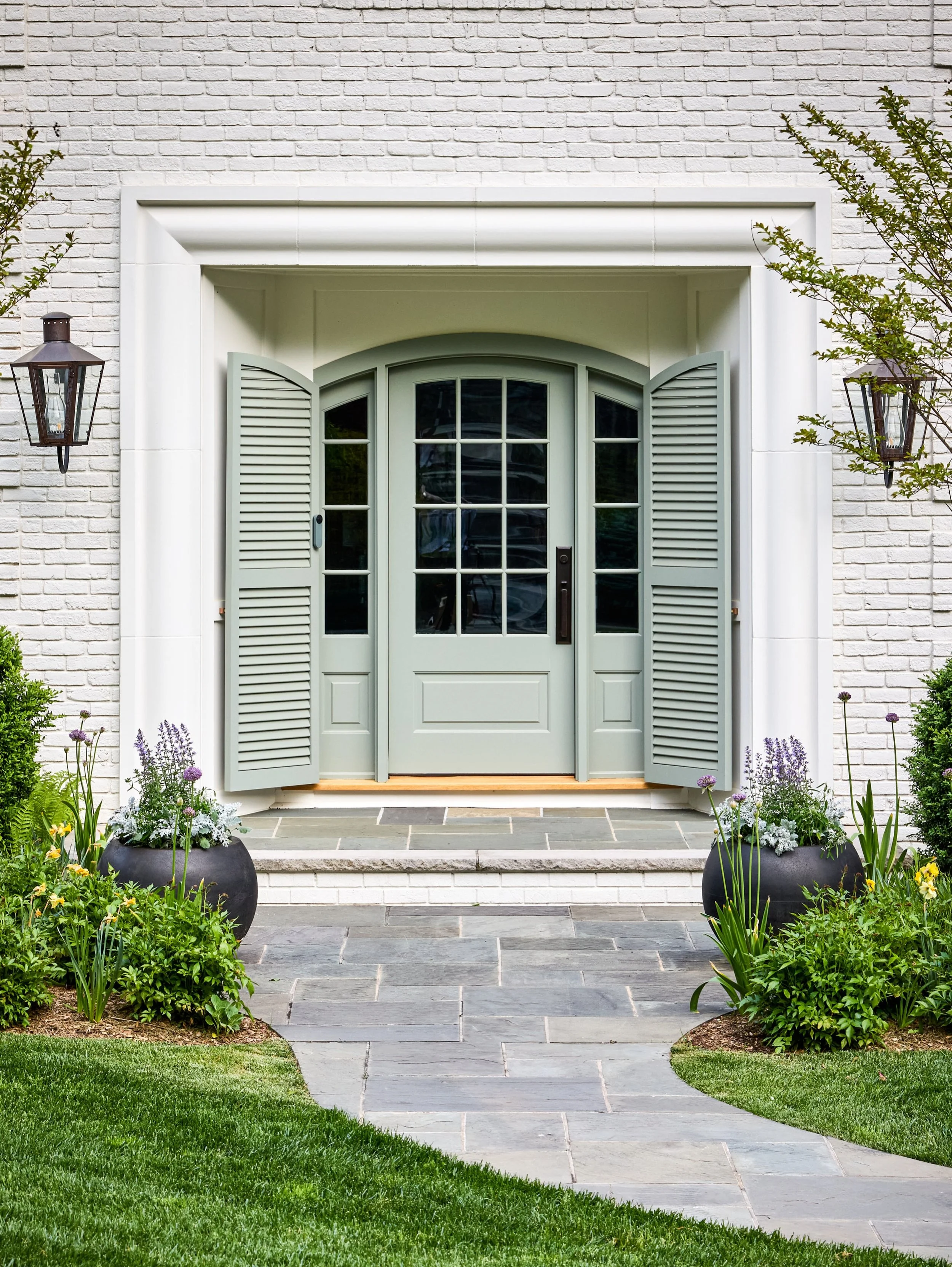 Sometimes it&rsquo;s not about changing everything - it&rsquo;s about changing the right things.

This #MRCxEMD exterior renovation in Mountainside focused on the entry, materials, lighting, and the client&rsquo;s love of gardening and landscaping to
