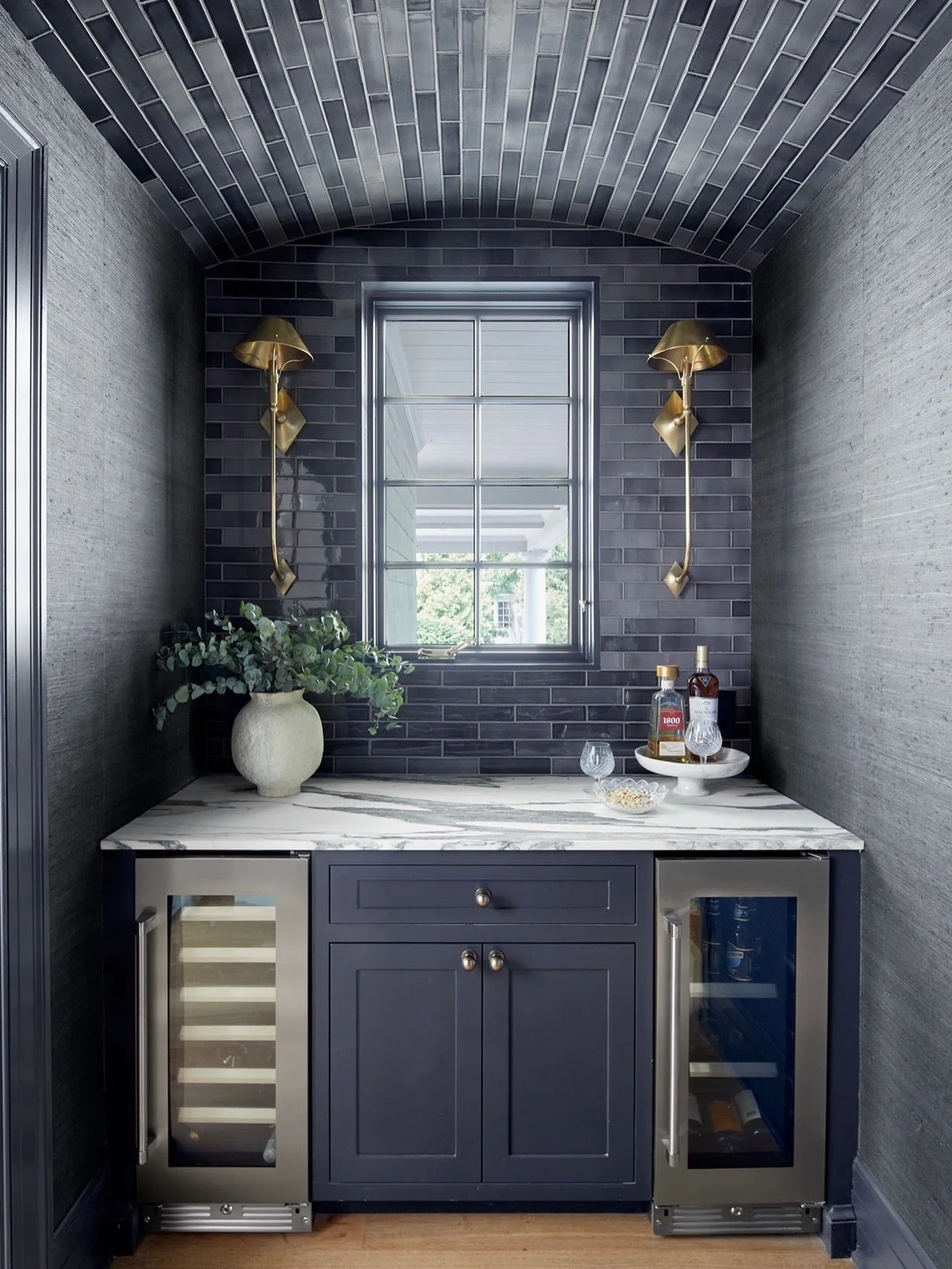 Friday&rsquo;s happy hour starts with great design. 🥃✨🖤 #OperationRestorationDudley #MRCxEMD 

Design: @elliemrozdesign 
Construction: @michaelrobertconstruction 
📷: @lauramossphotography 

#tgif #butlerspantry #homebar