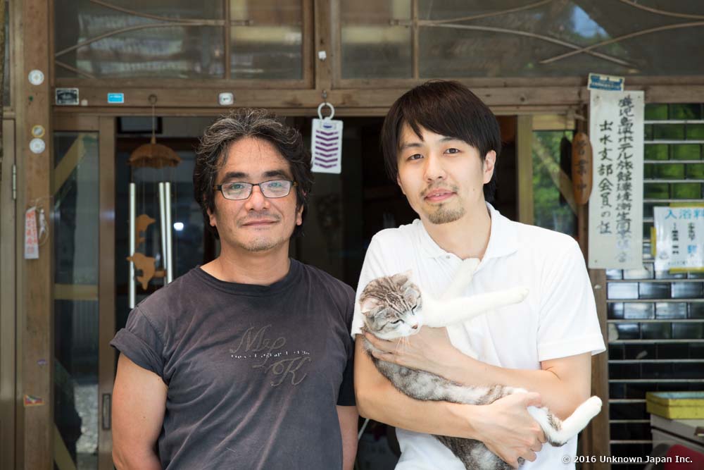 ご主人の寳井とおるさんと猫のシマと玄関前で撮影