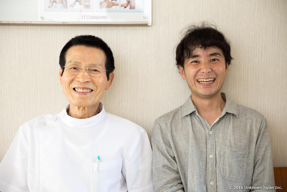 オーナーの野畑佳則さんと整骨院の待合室で撮影。