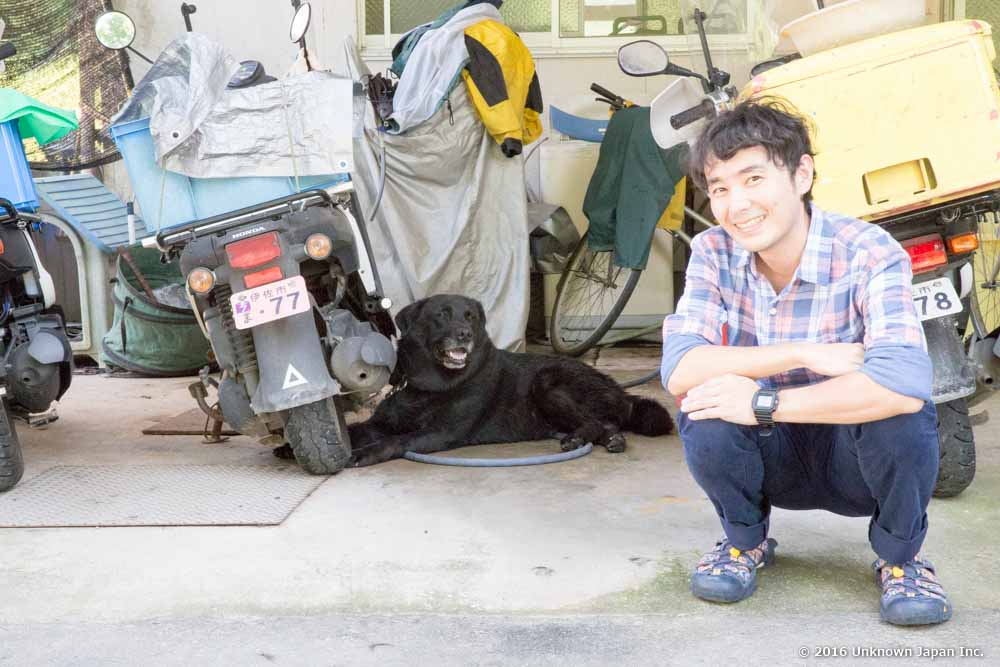 オーナーの飼っているクロウ(烏の意味)と入口で撮影。