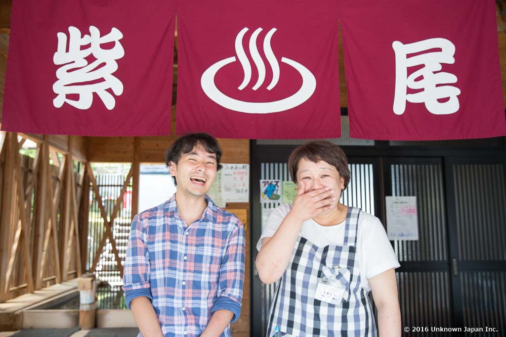 管理人の岡田陽子さんと入口で撮影