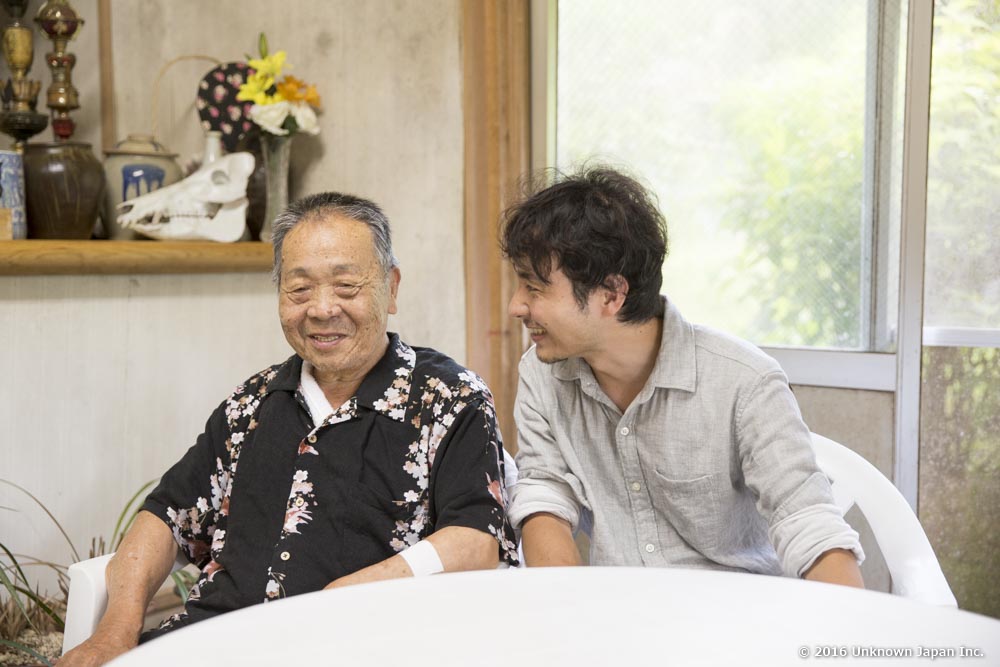オーナーの藤崎和見さんと以前食堂だった場所で撮影