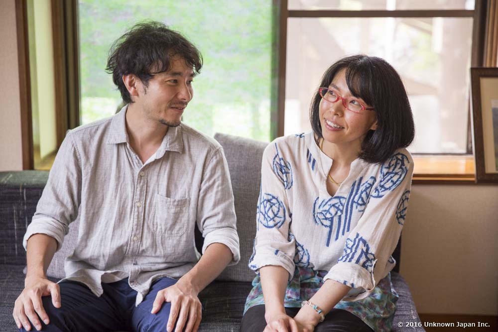 オーナーの岩元美穂子さんと受付横の休憩室で撮影