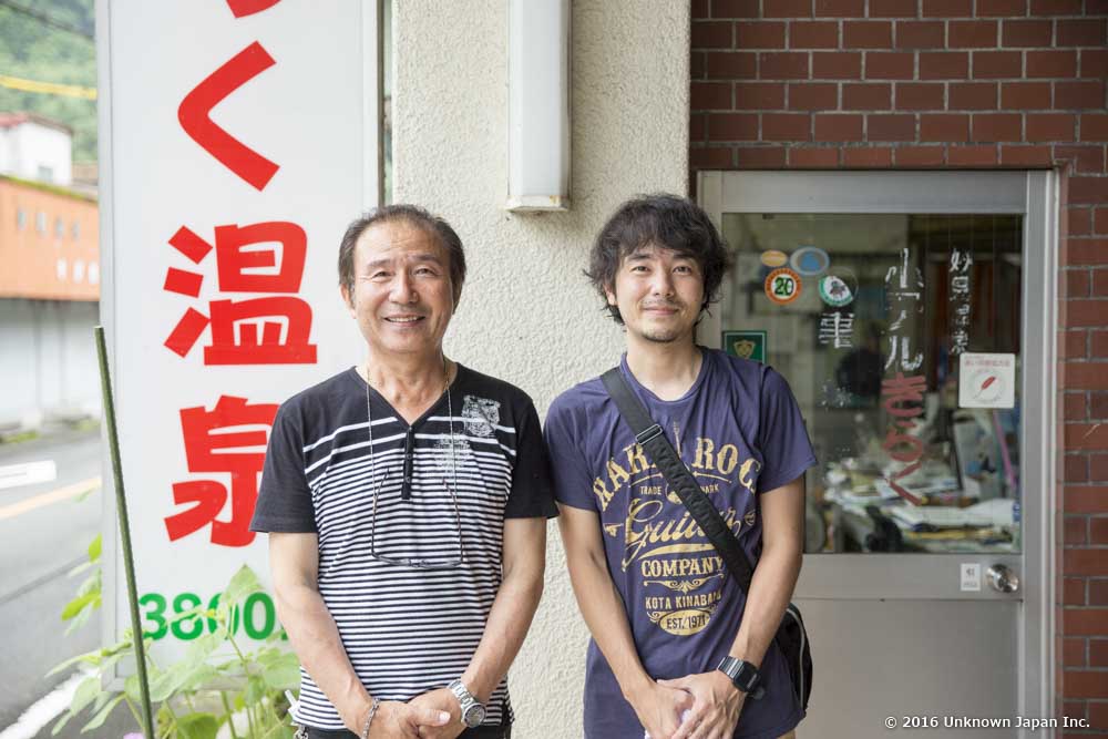 オーナーの田代利博さんと玄関前で撮影