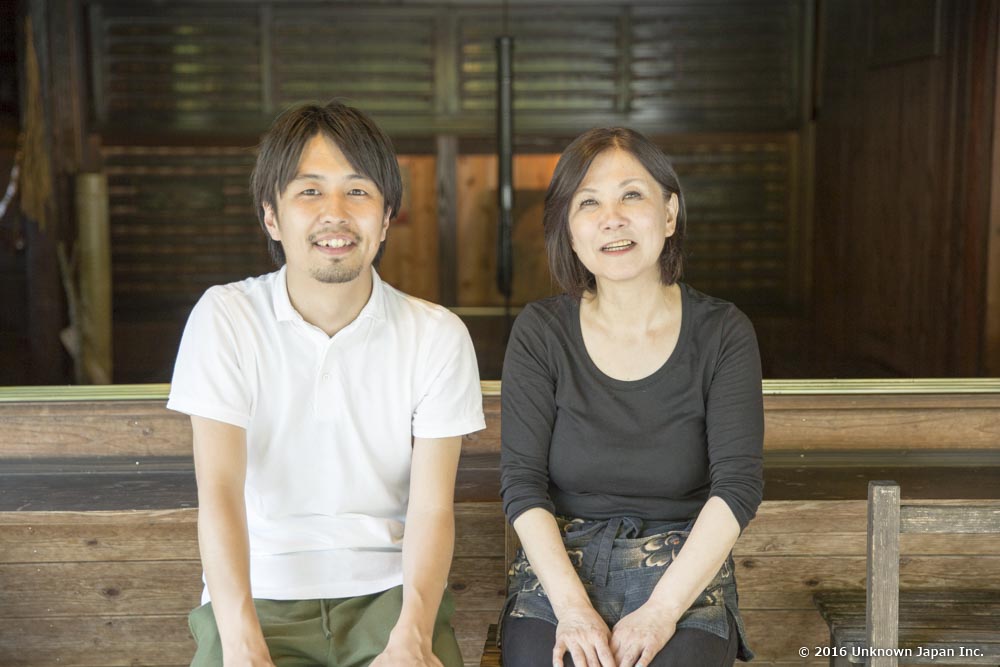 管理人の榎並直子さんと囲炉裏などがある部屋の前で撮影