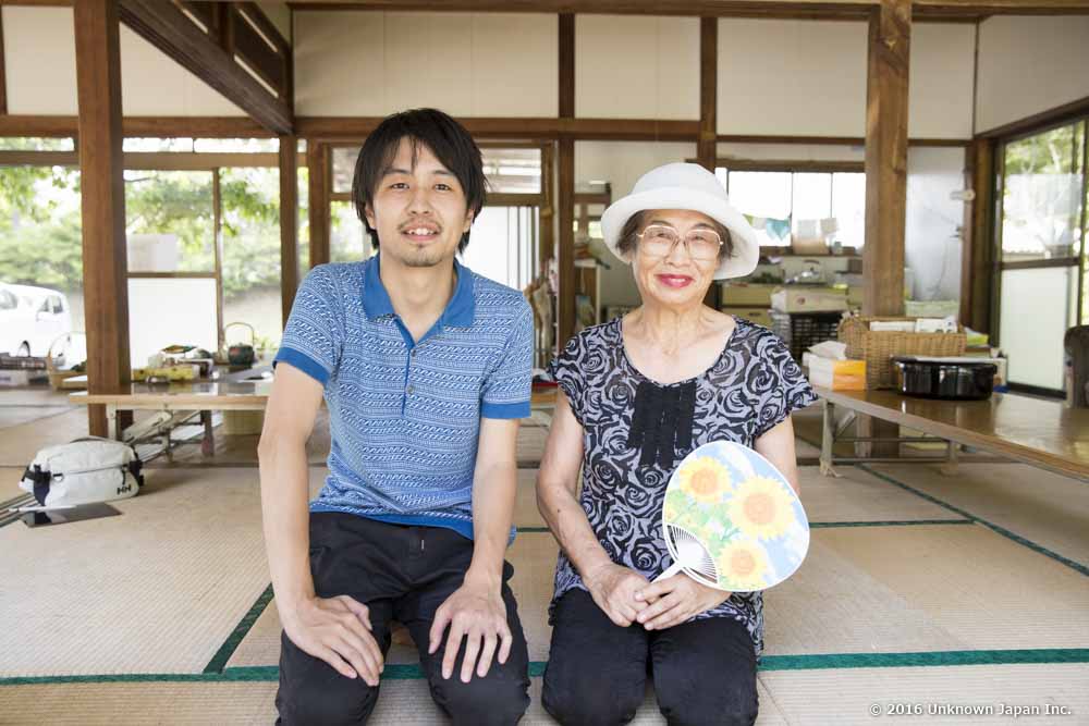 管理人の福地チミさんと休憩所で撮影