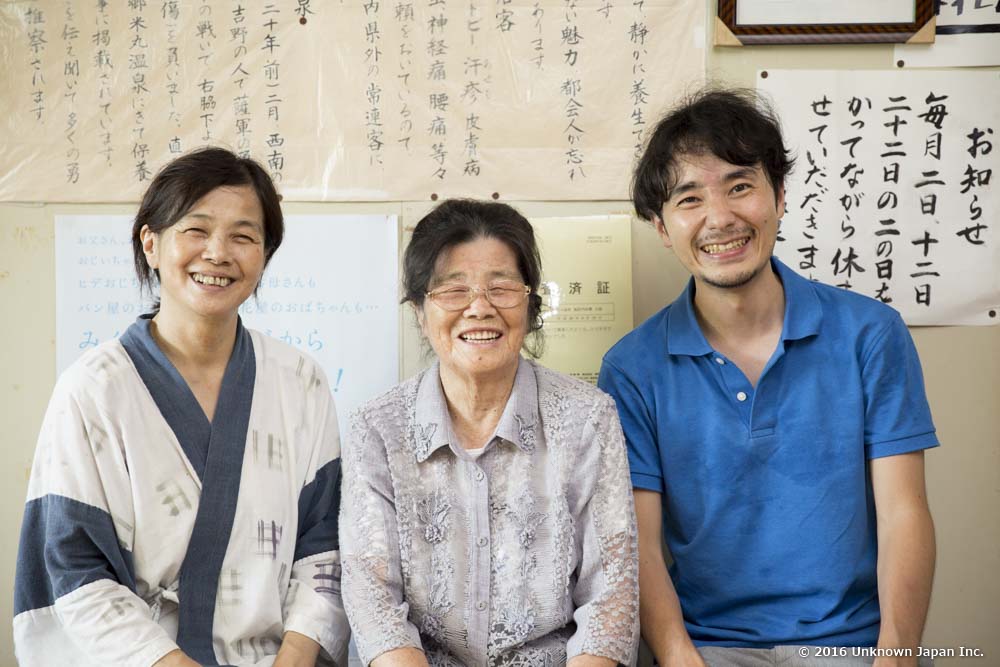 4代目の山村恵津子さん、3代目のエミ子さんと脱衣所の前の椅子に座って撮影