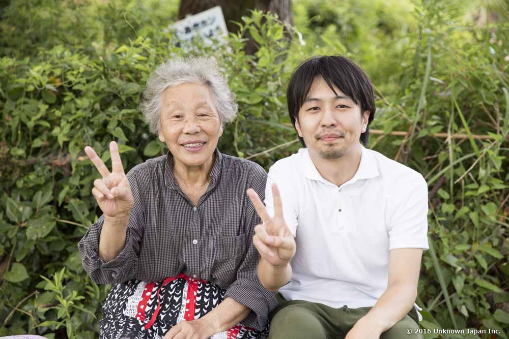 オーナーの吉永保子さんと駐車場の木陰で撮影