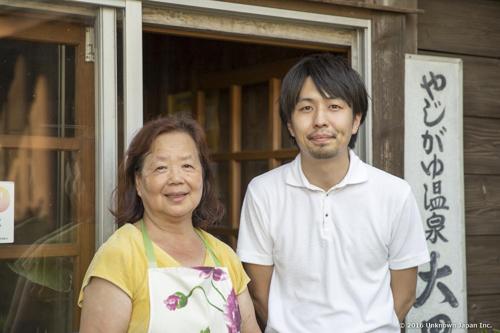 オーナーの東郷育子さんと大黒湯入口で撮影