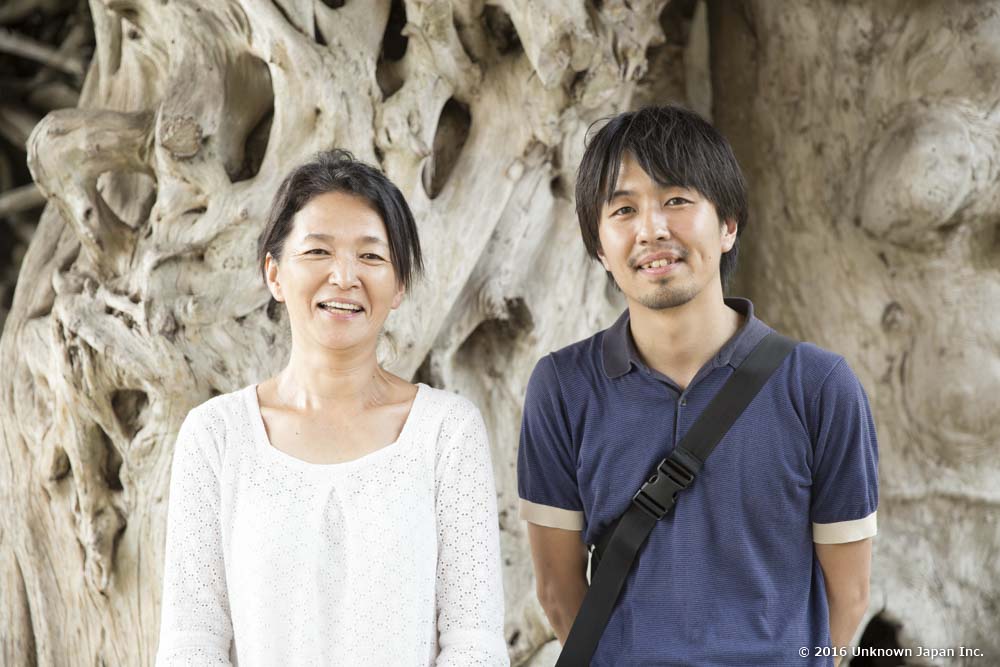 オーナーの鰺坂明美さんと建物の前で撮影