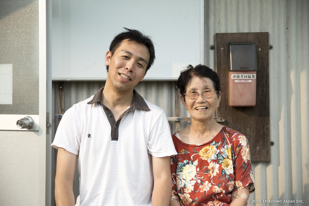 管理者の岩城ウメ子さんと入口前で撮影
