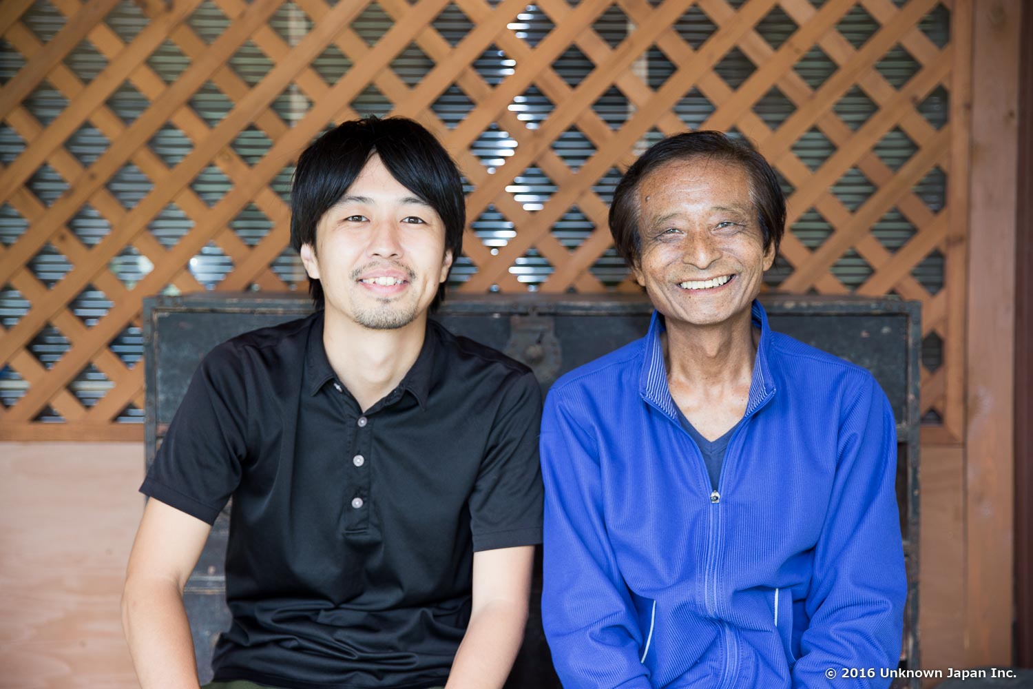管理人の森山岩雄さんとご自宅の前で撮影