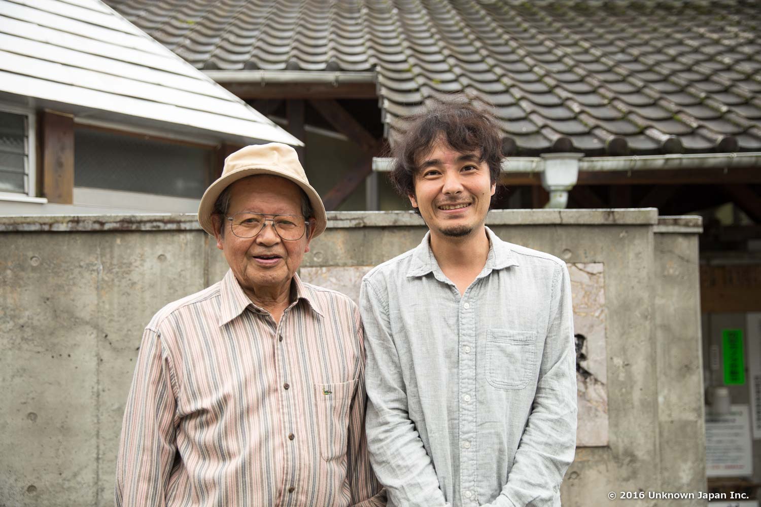 地域の管理人の一人である後藤且也さんと奴留湯温泉の前で撮影