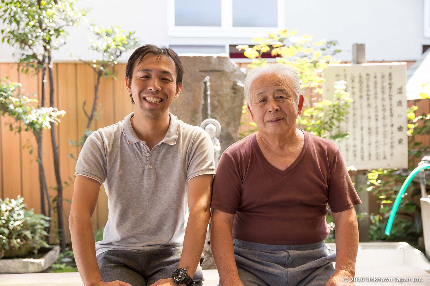 館主の城長八さんと薬師如来像の前で撮影。
